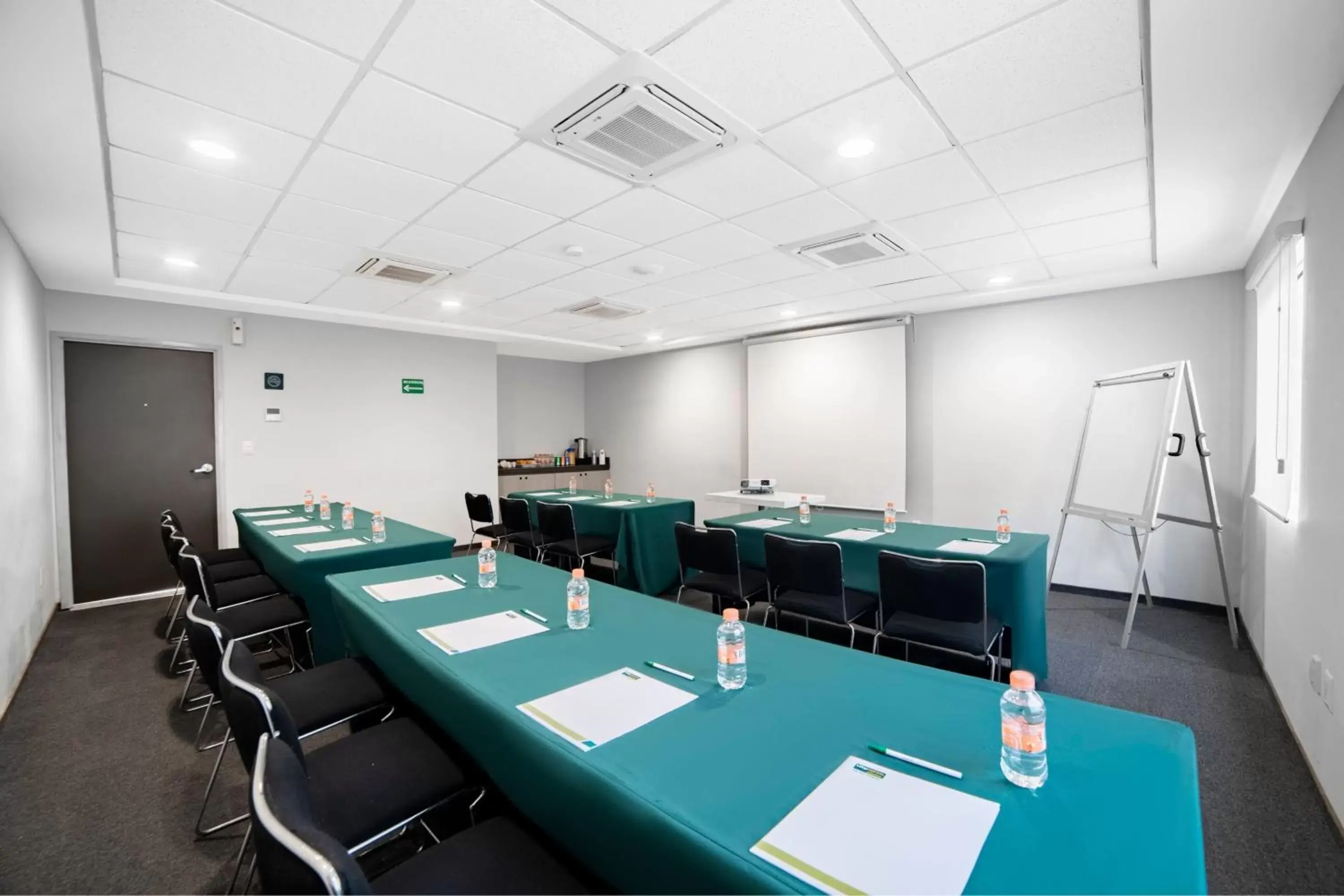 Meeting/conference room in City Express Junior by Marriott Ciudad del Carmen Aeropuerto