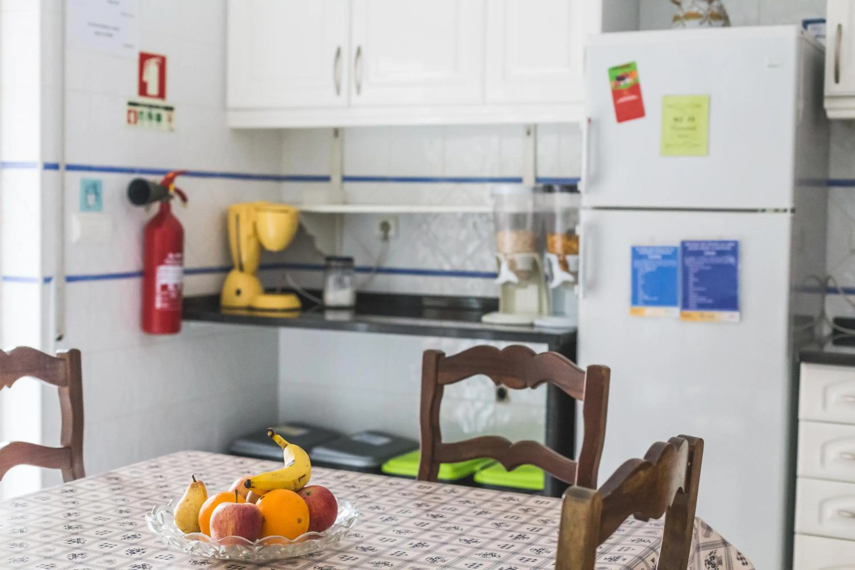 Communal kitchen in Ericeira Chill Hill Hostel & Private Rooms