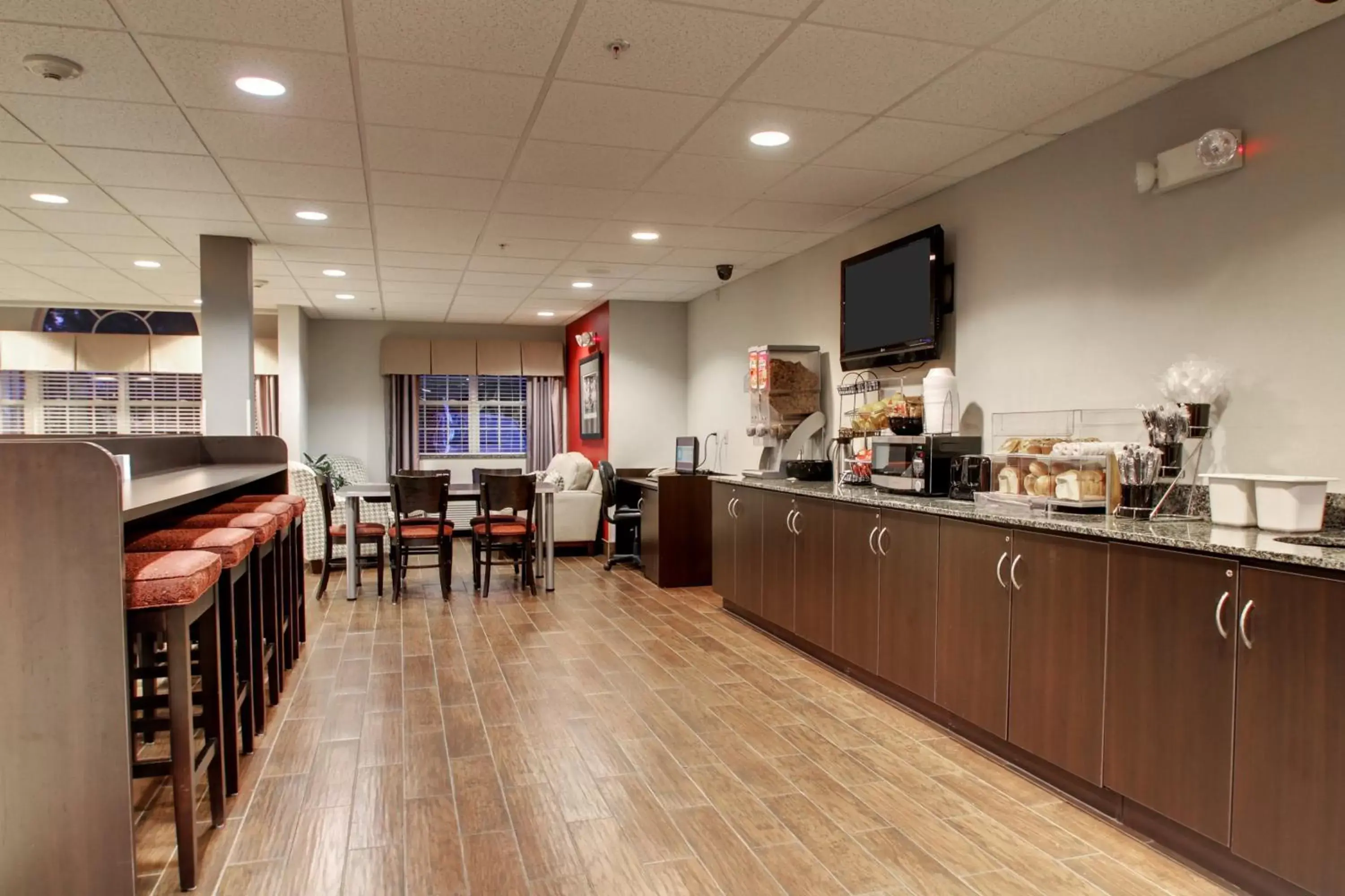 Buffet breakfast, Restaurant/Places to Eat in Microtel Inn & Suites by Wyndham Tuscaloosa