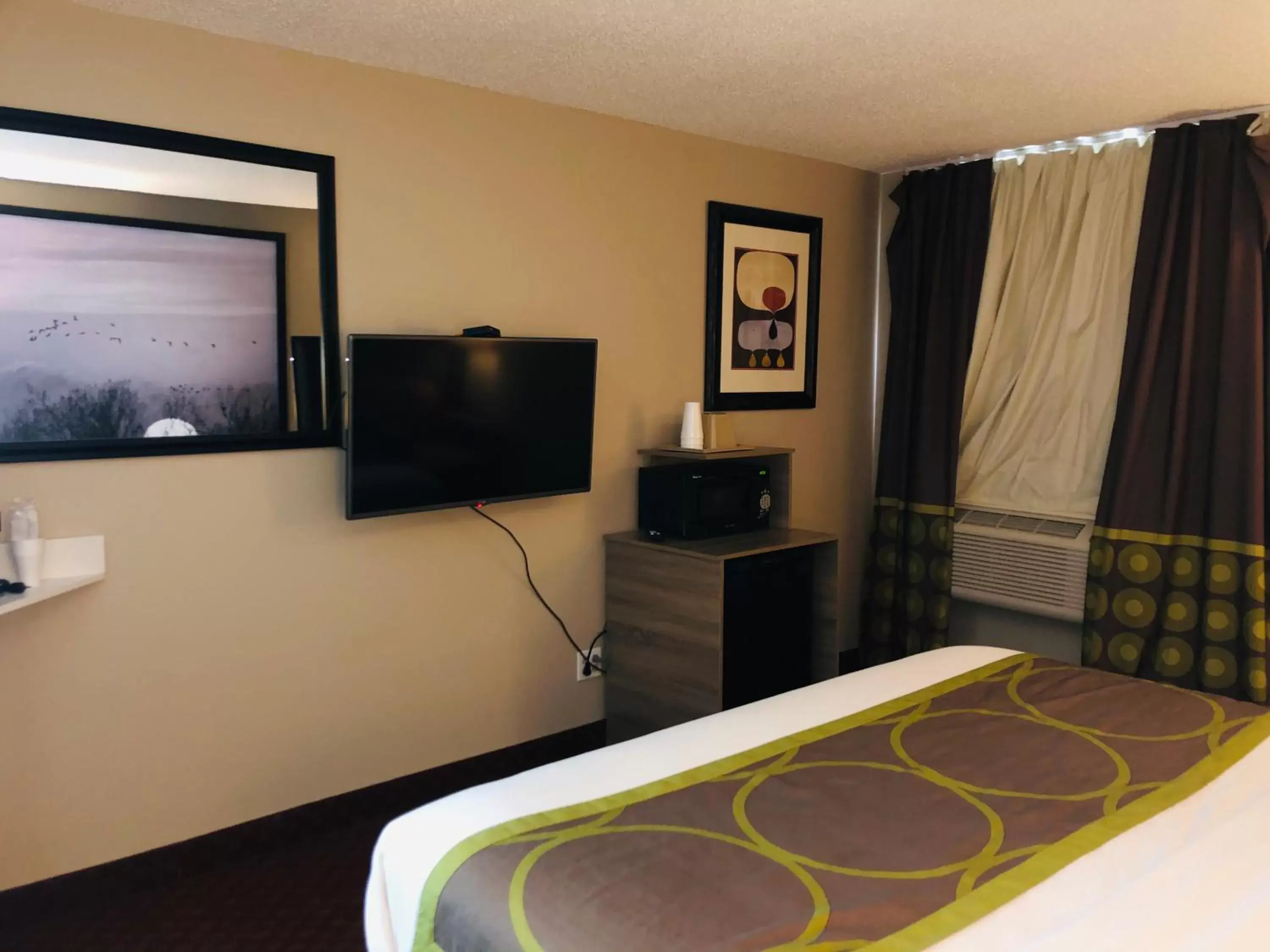 TV/Entertainment Center in Super 8 by Wyndham Omaha SW