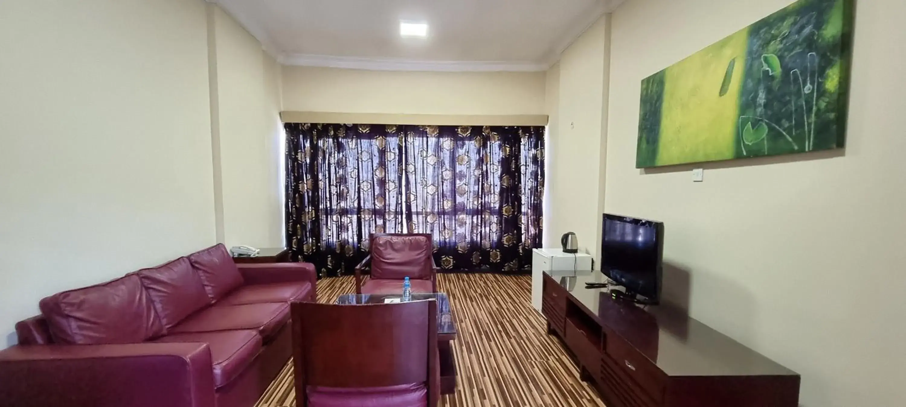 Living room, TV/Entertainment Center in Grand Pj Hotel