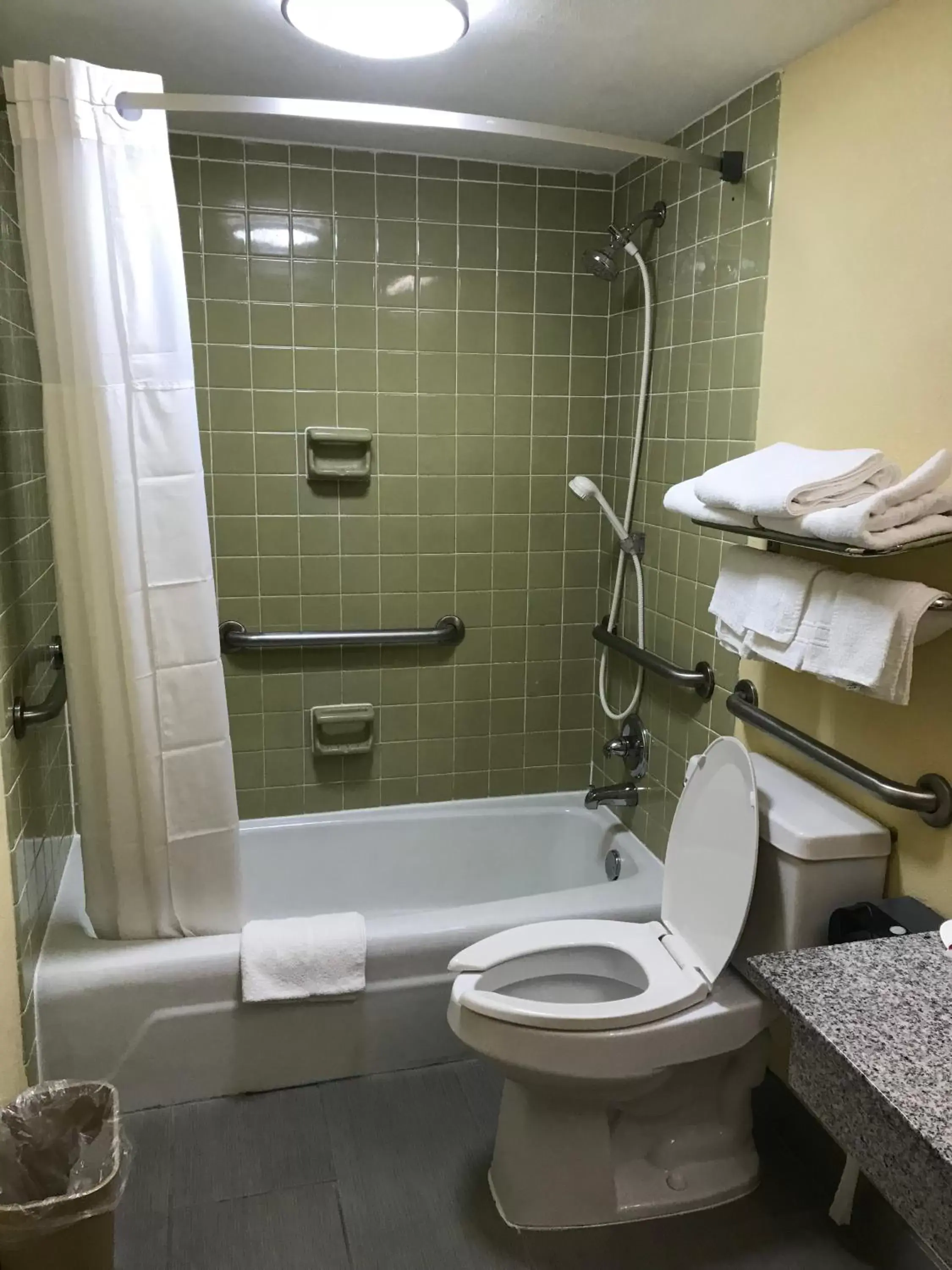 Bath in Days Inn by Wyndham Byron Bath in Days Inn by Wyndham Byron