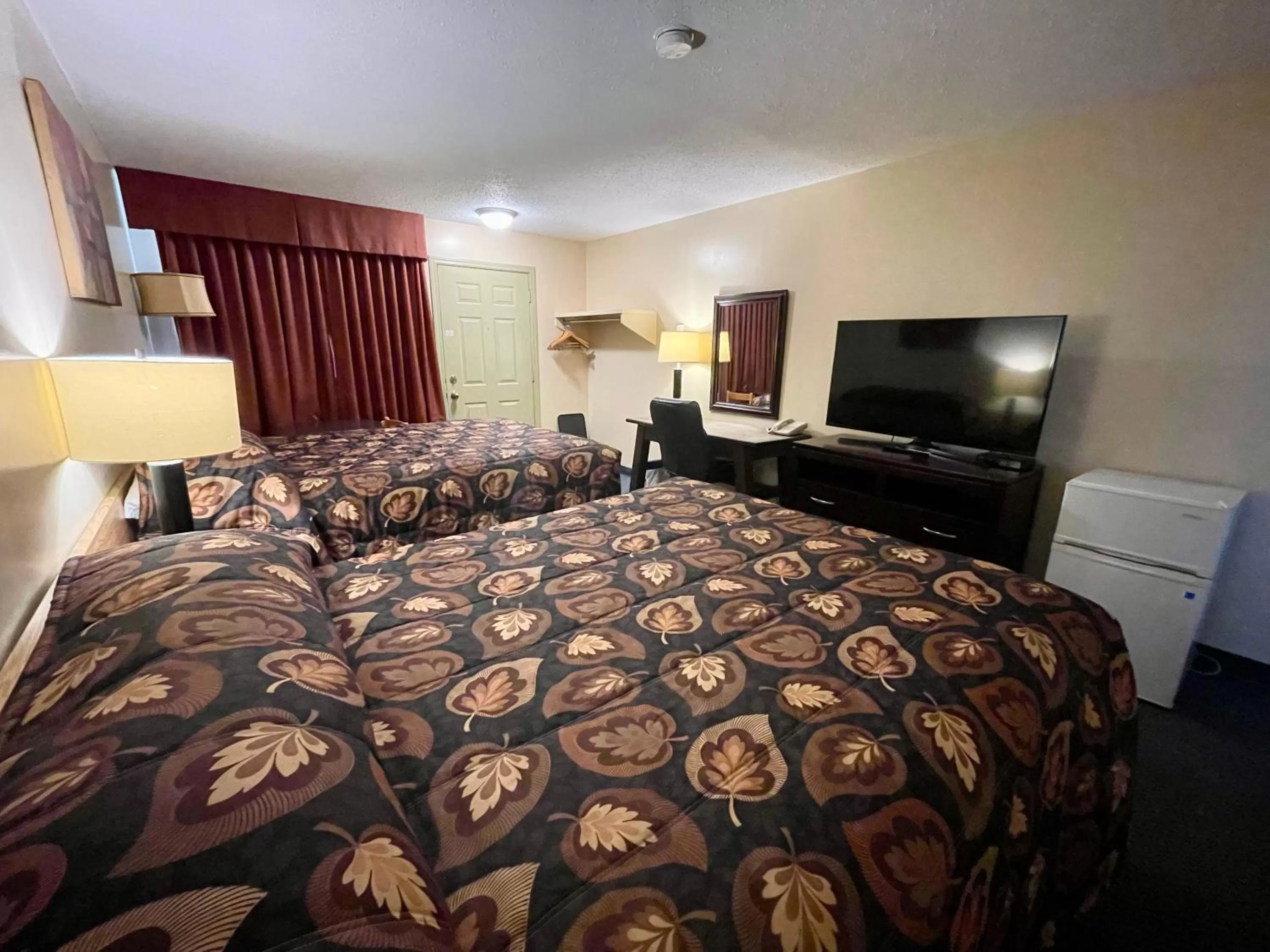 Photo of the whole room, Bed in Dockside Inn