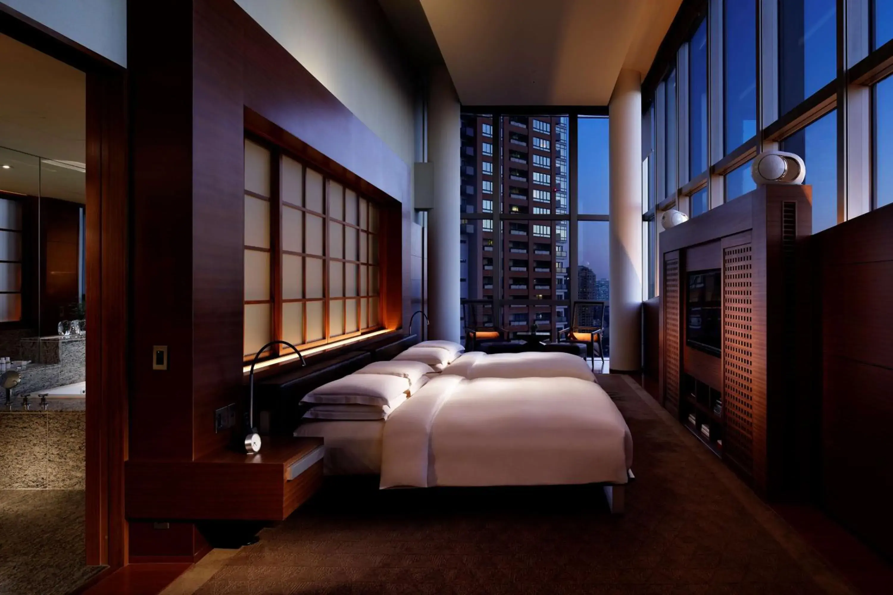 Photo of the whole room, Bed in Grand Hyatt Tokyo