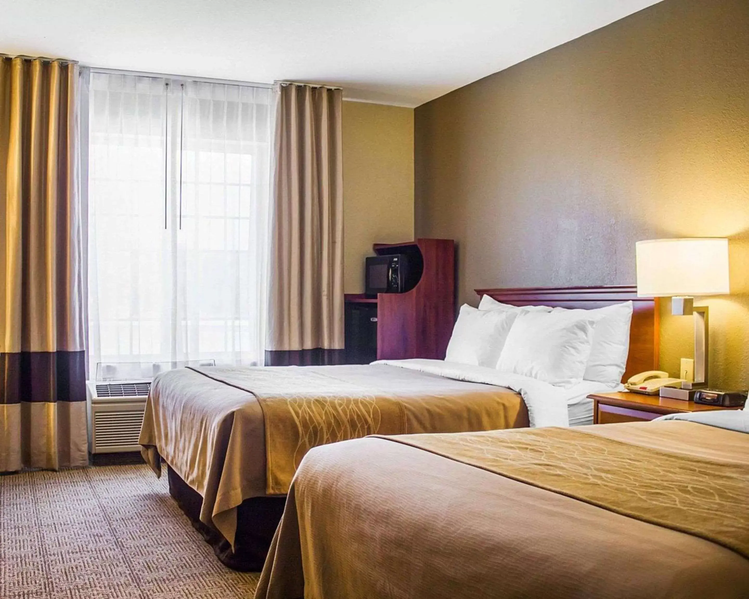 Photo of the whole room, Bed in Comfort Inn Guilford near I-95