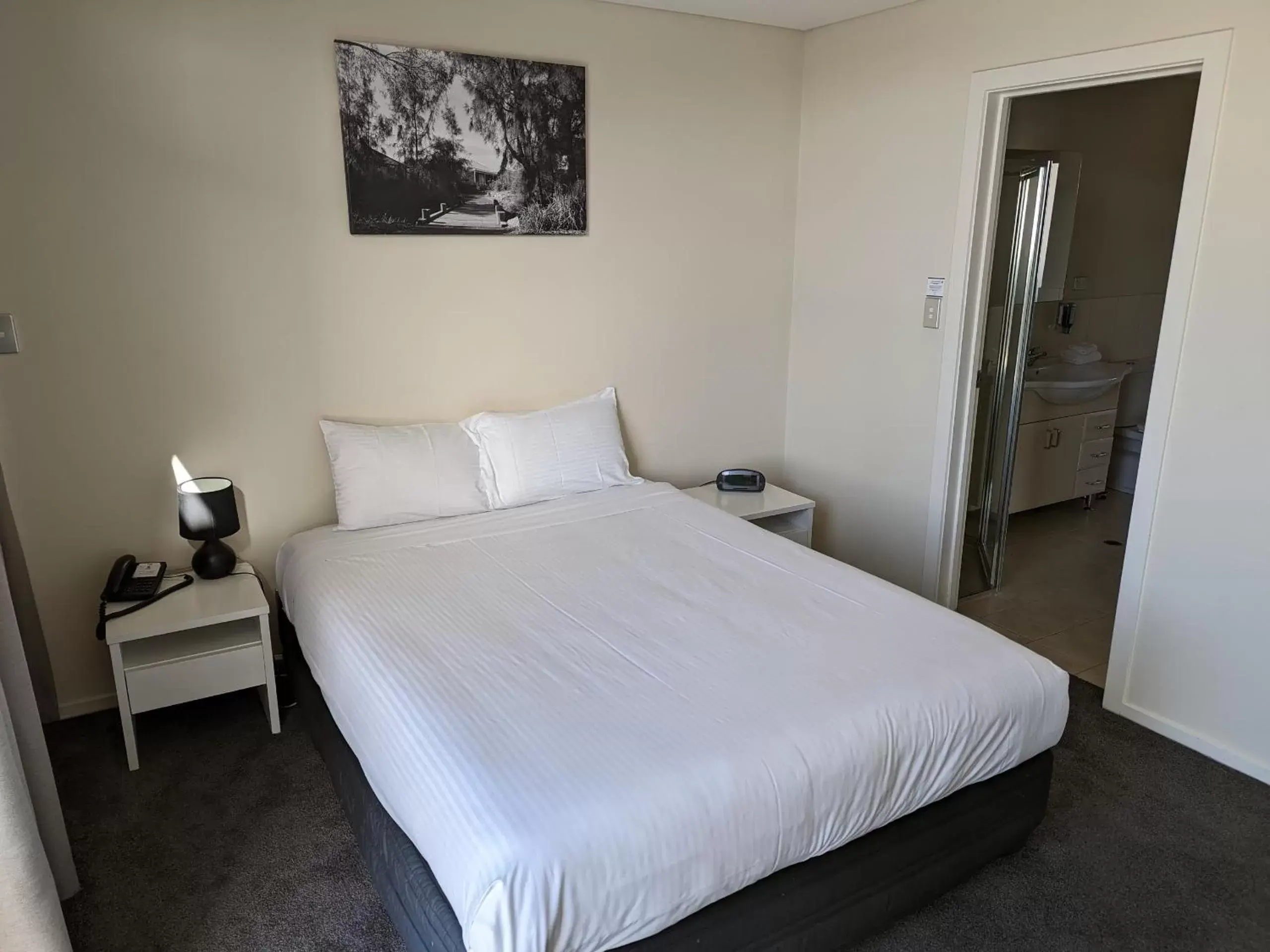Bedroom, Bed in Mawson Lakes Hotel