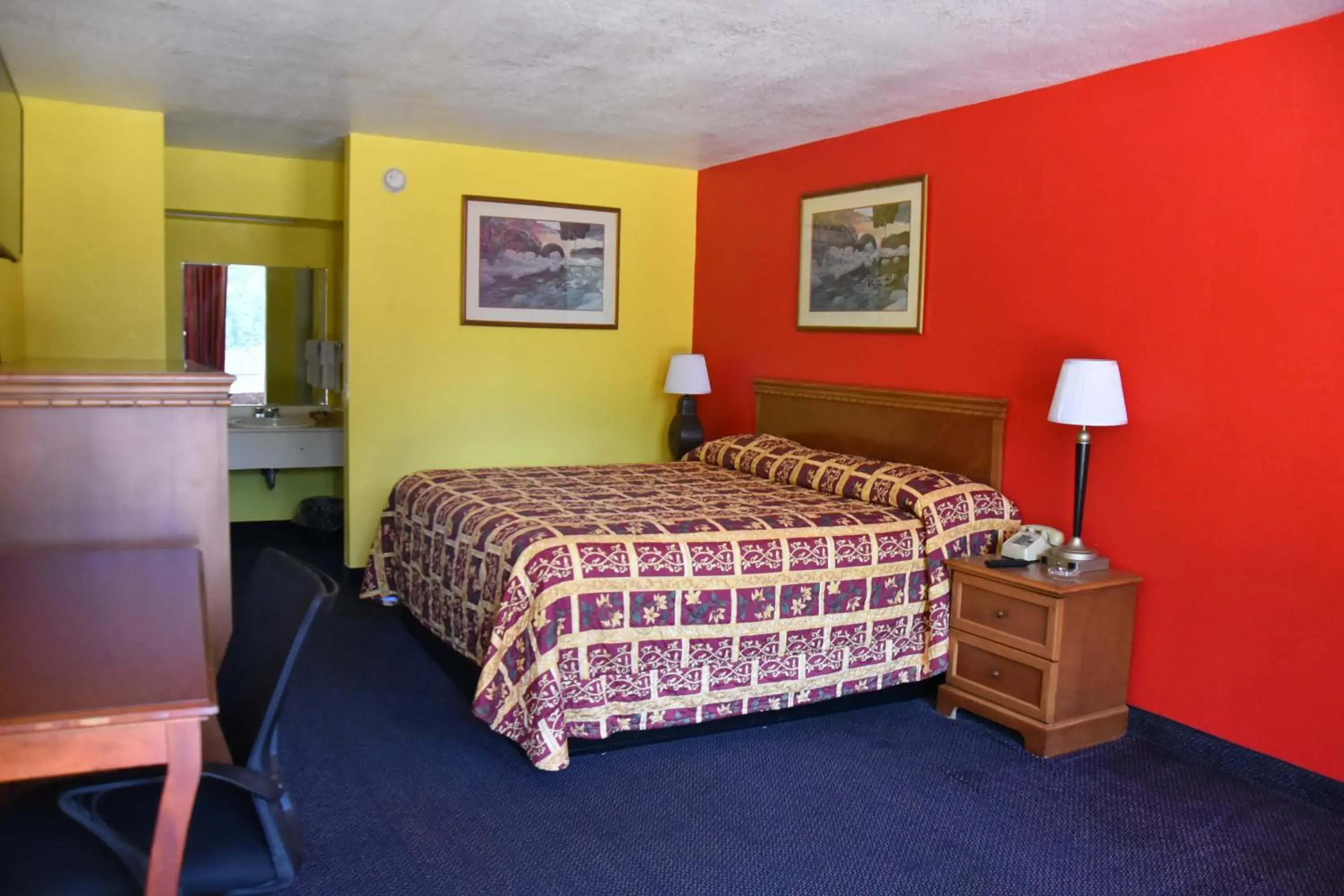 Bed in Homeplace Inn Bed in Homeplace Inn