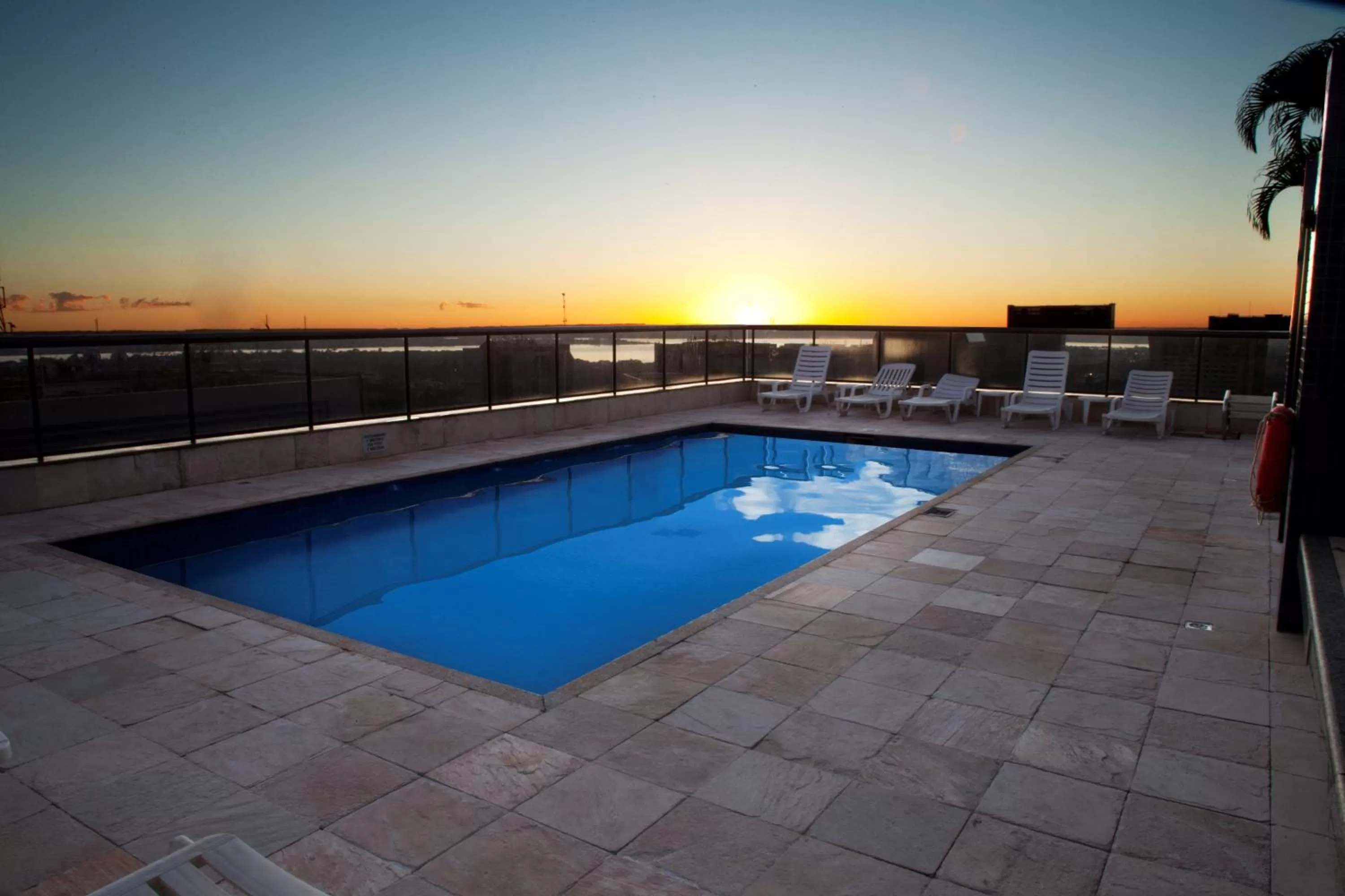 Swimming pool in Metropolitan Hotel Brasília