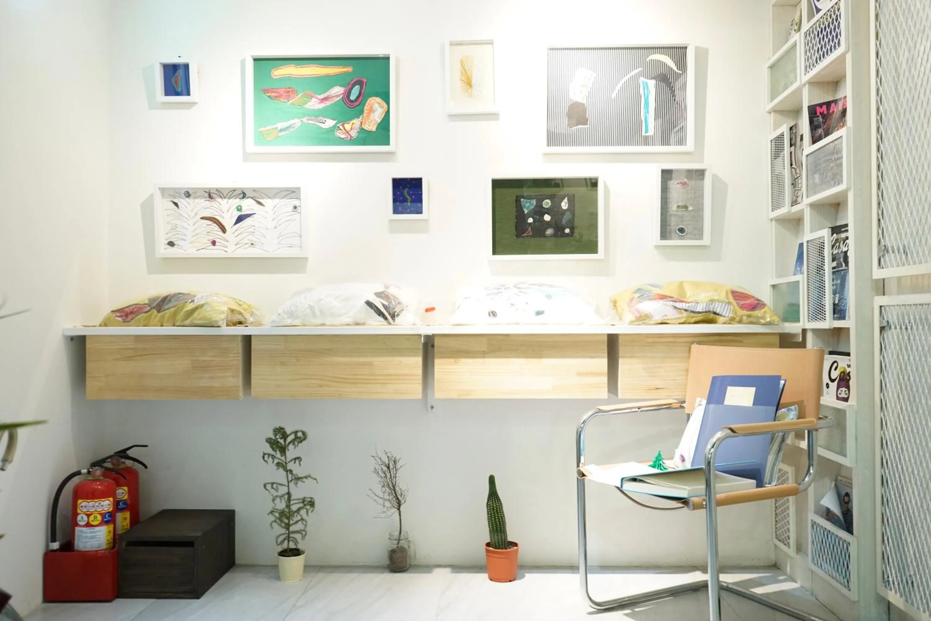 Library in NiHao Café Hotel