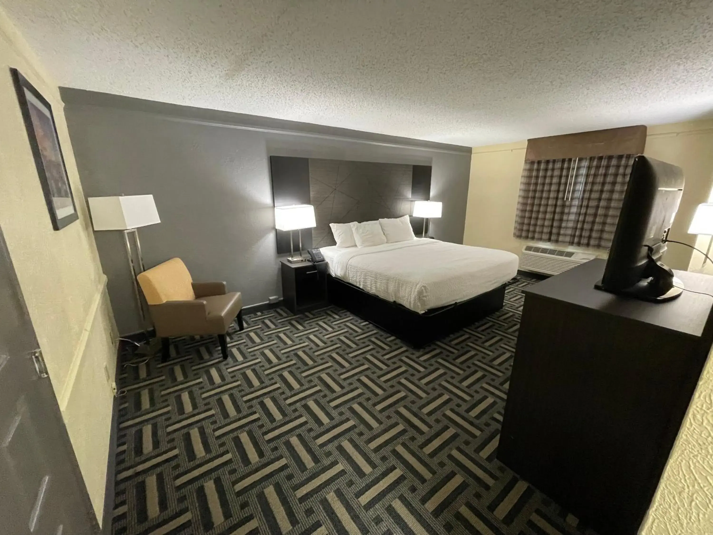 Photo of the whole room, Bed in La Quinta Inn by Wyndham Indianapolis Airport Lynhurst