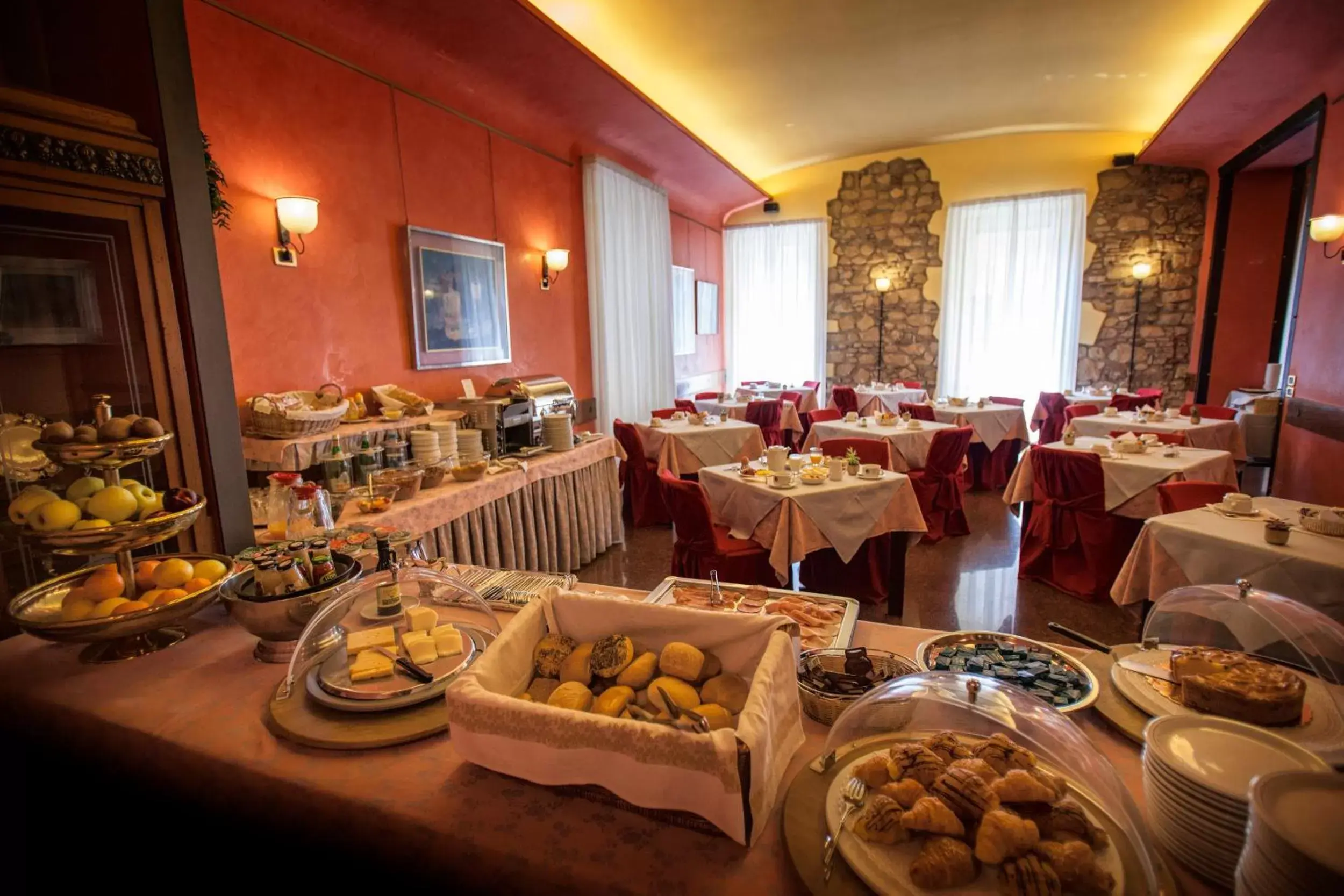 Buffet breakfast in Hotel Colomba d'Oro
