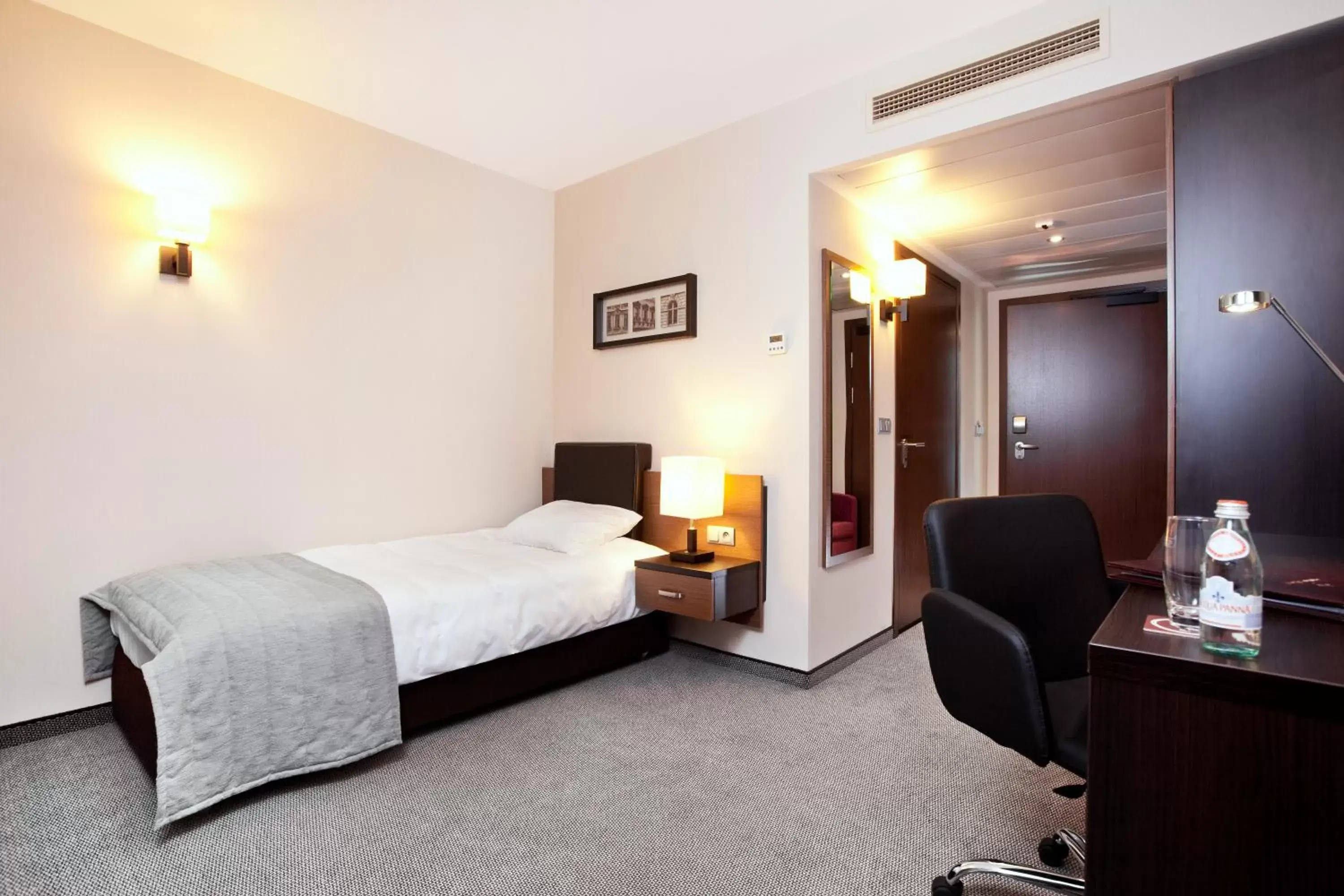 Photo of the whole room, Bed in Qubus Hotel Bielsko-Biała Photo of the whole room, Bed in Qubus Hotel Bielsko-Biała