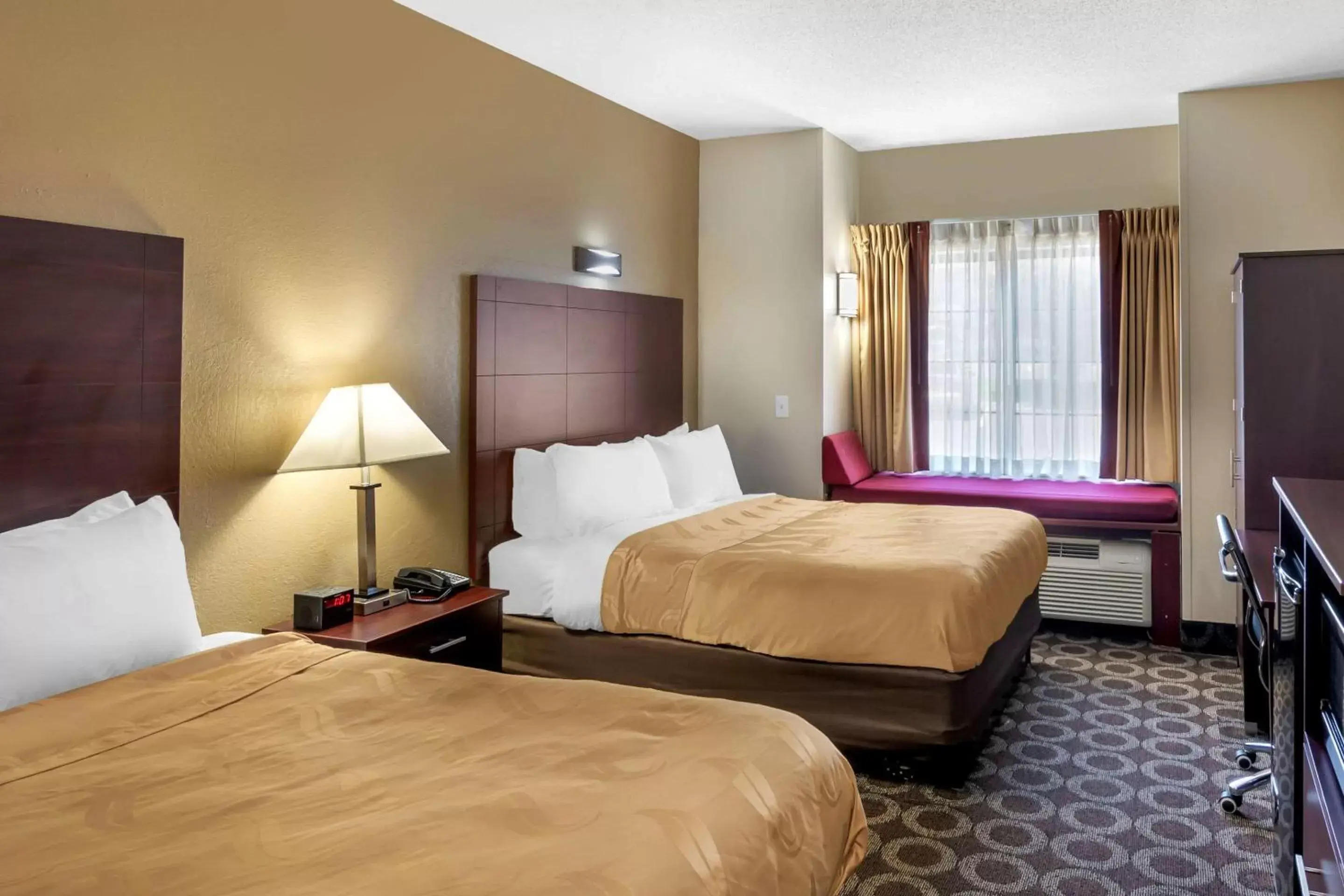 Photo of the whole room, Bed in Quality Inn Overland Park Kansas City