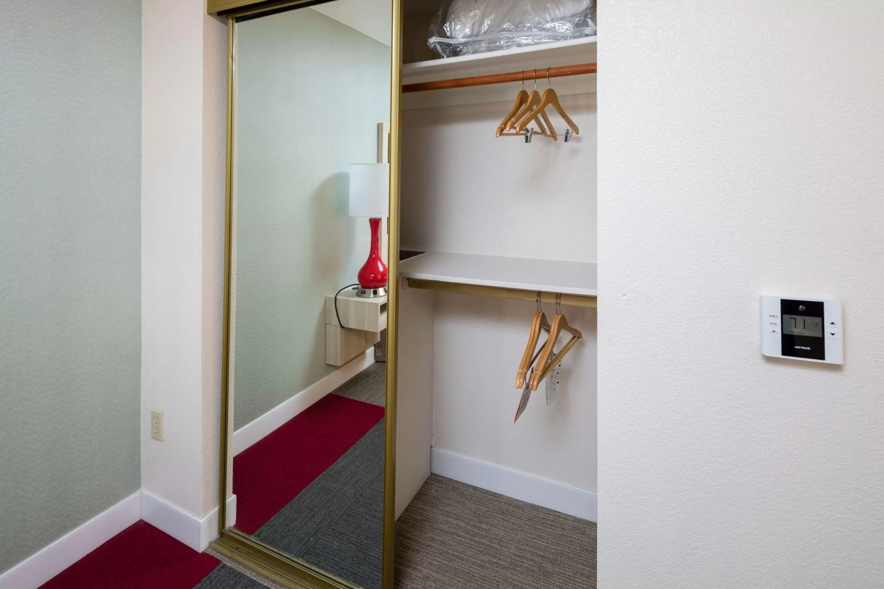 Bed in Hampton Inn San Francisco Airport