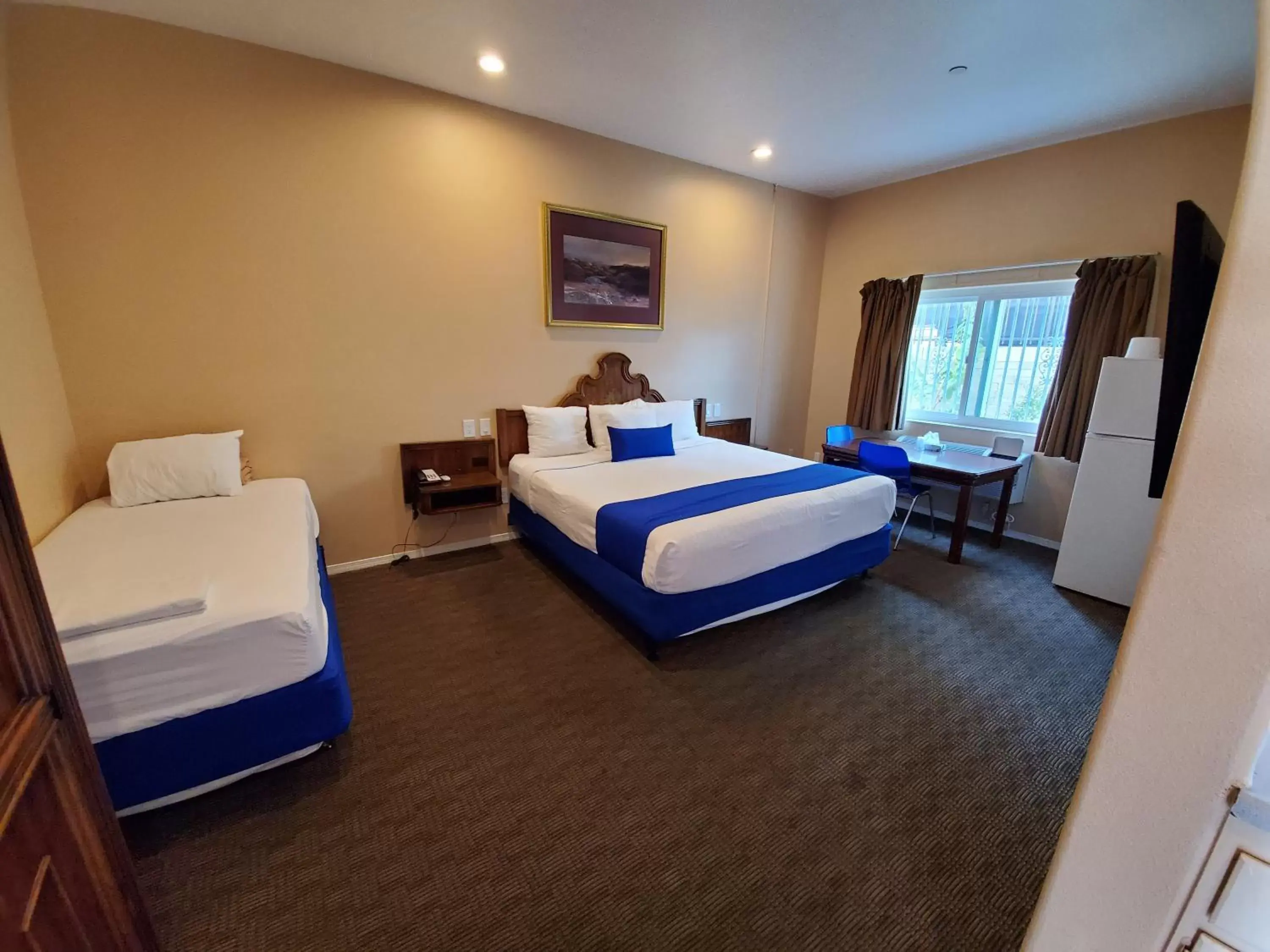 Photo of the whole room, Bed in Colony Inn