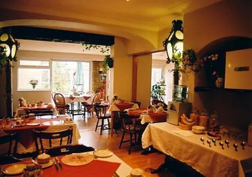 Restaurant/places to eat in Nonsuch Park Hotel