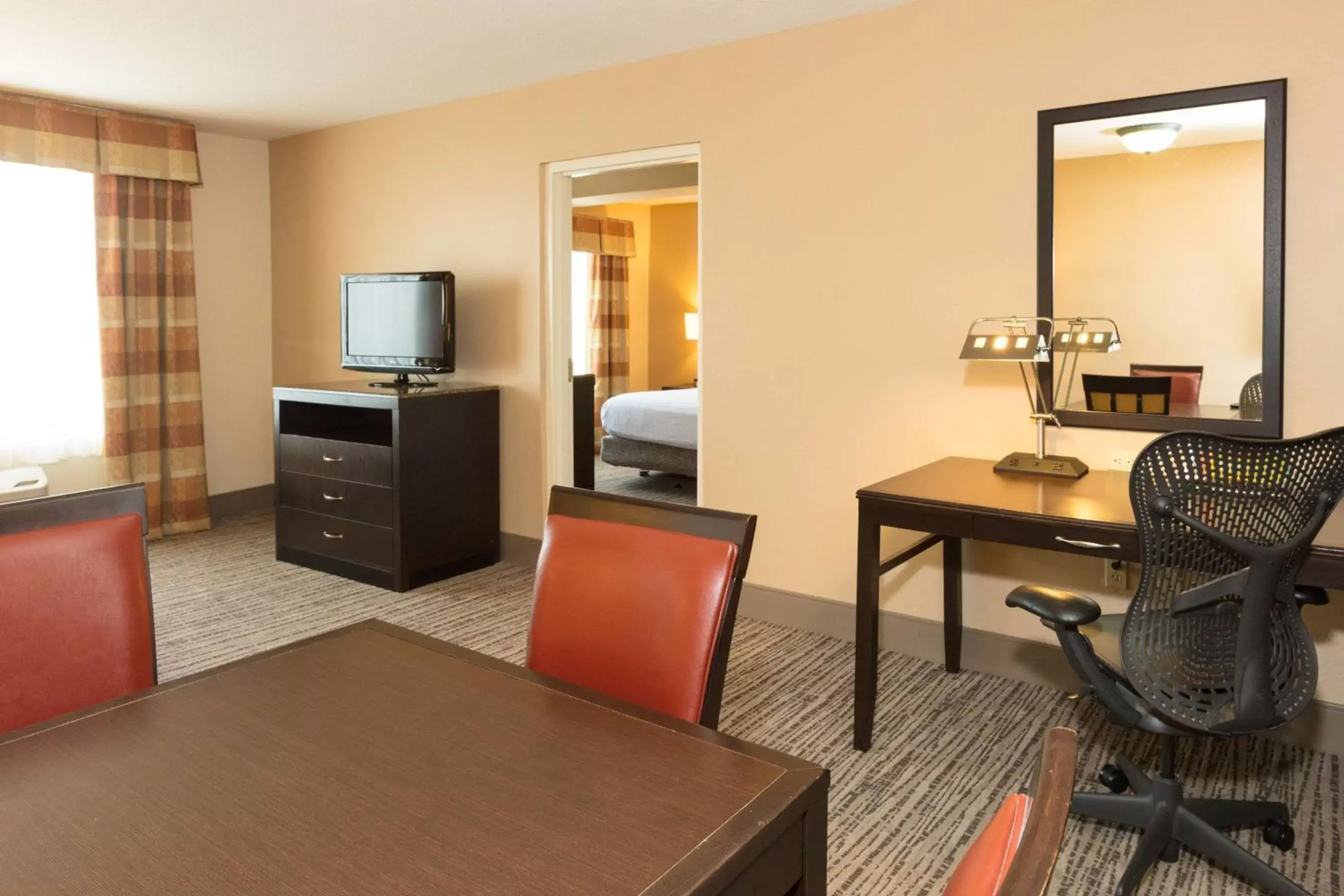 Bedroom, TV/Entertainment Center in Hilton Garden Inn Jacksonville Airport