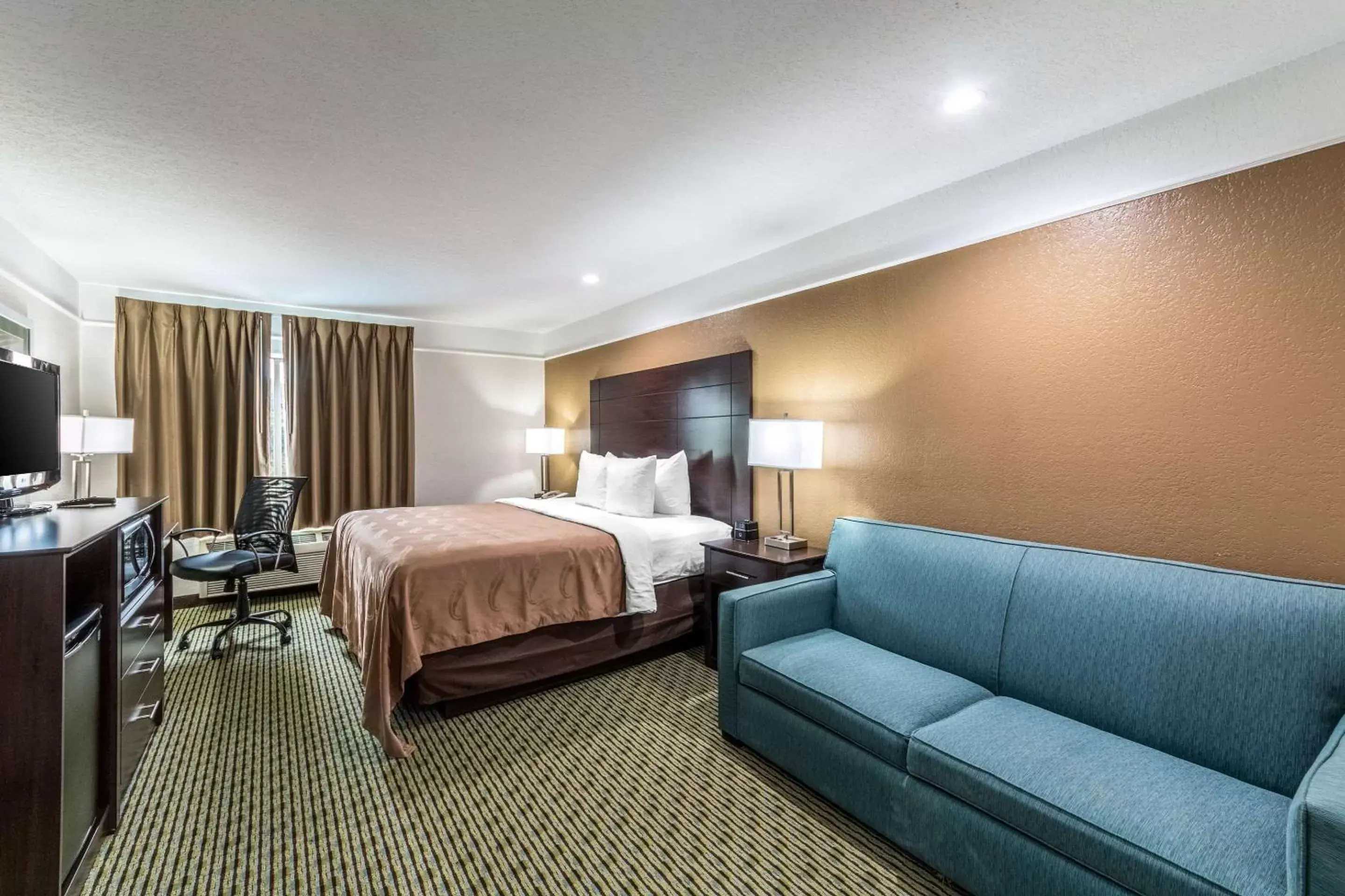 Photo of the whole room in Quality Inn & Suites SeaWorld North