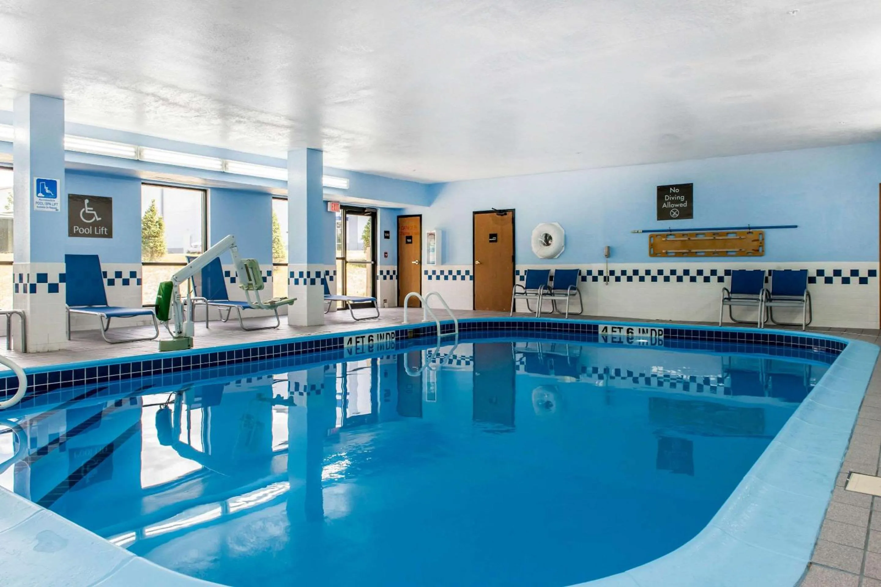 Swimming pool in Comfort Inn Blue Ash North