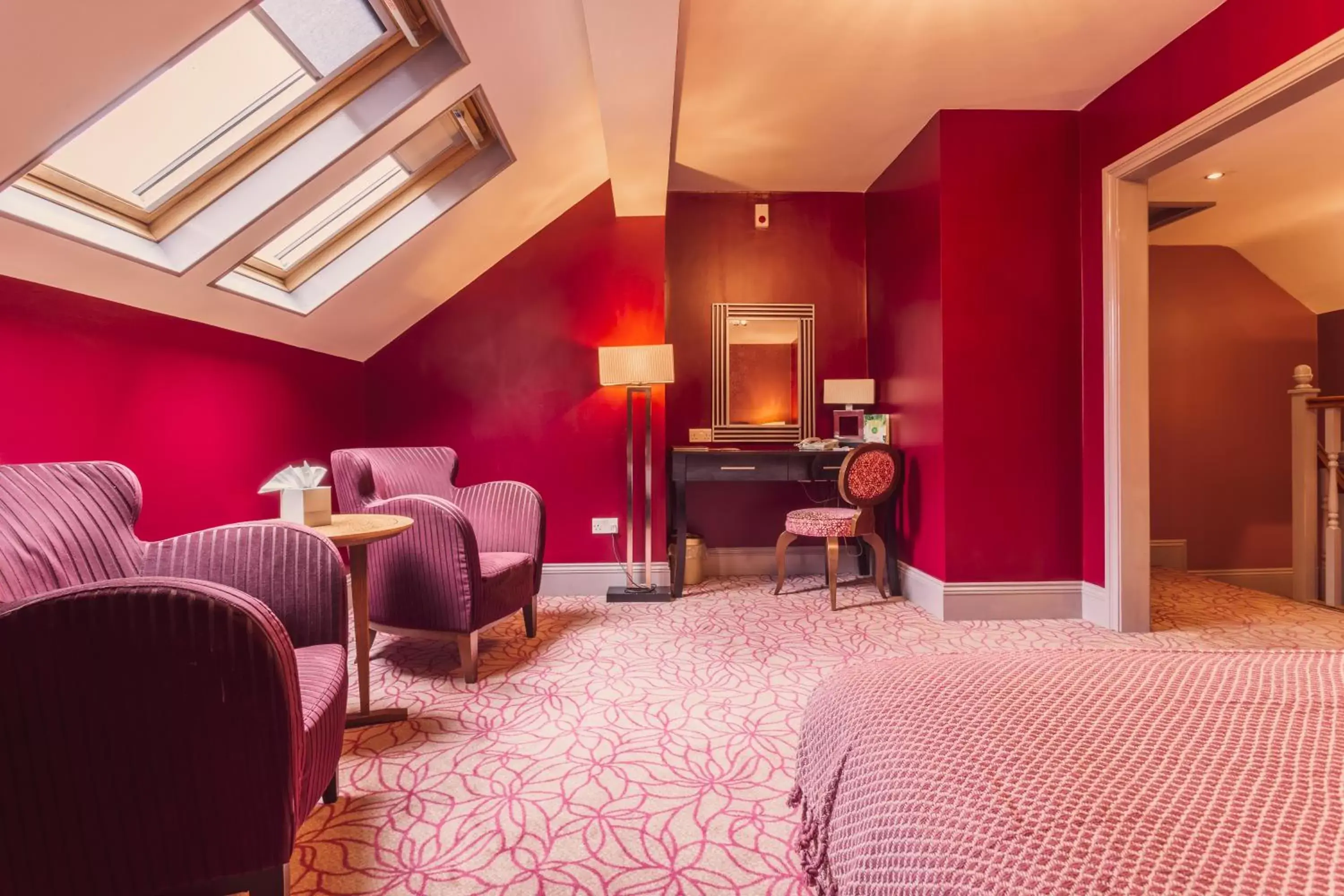 Bedroom, Seating Area in The Gardens Hotel