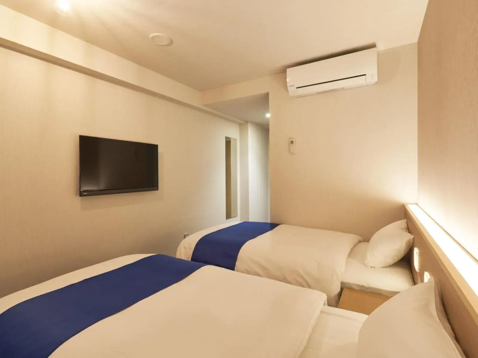 Nonsmoking Economy Twin Room in Hotel Meriken Port Kobe Motomachi Nonsmoking Economy Twin Room in Hotel Meriken Port Kobe Motomachi