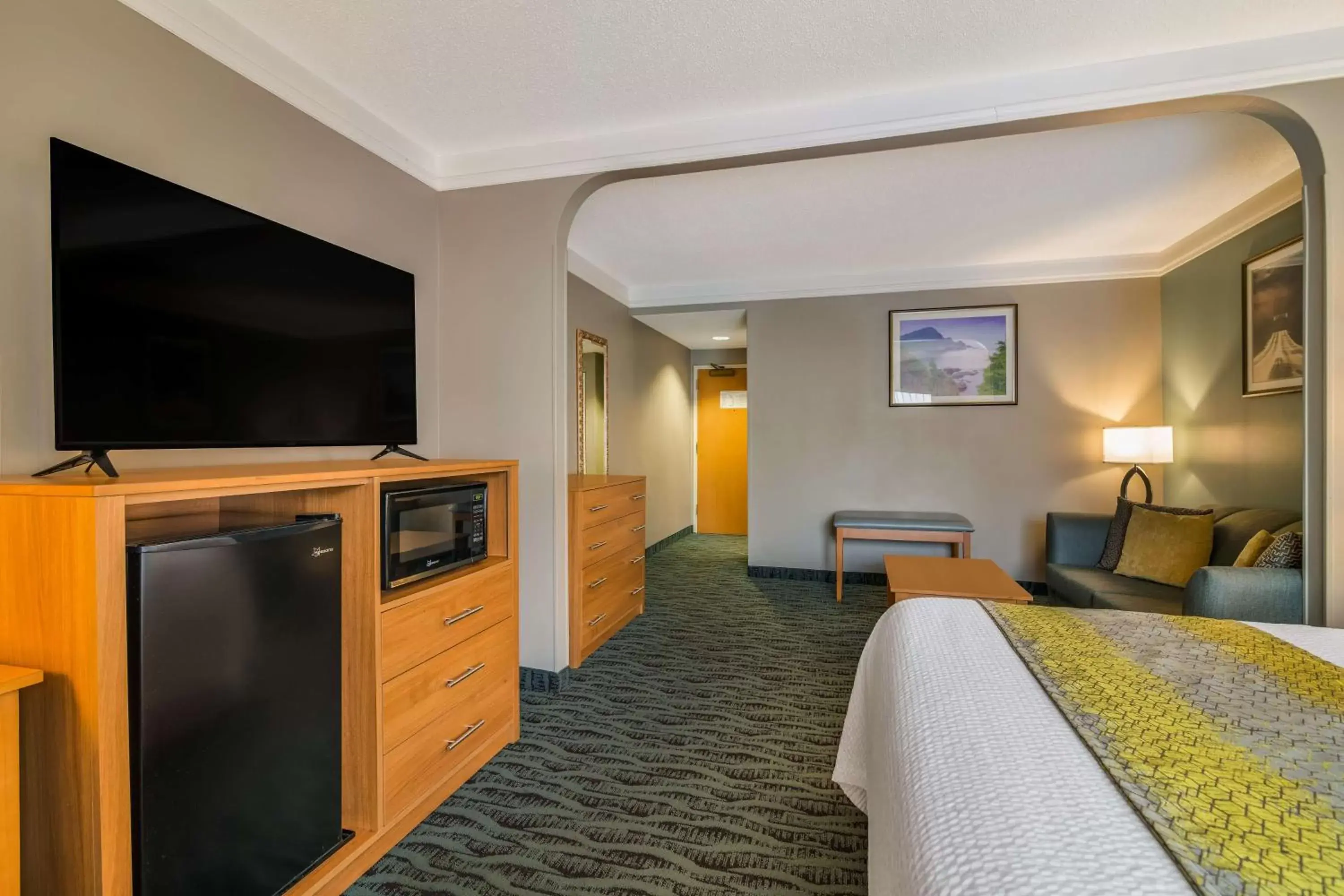 Bedroom, TV/Entertainment Center in Best Western PLUS Executive Court Inn & Conference Center