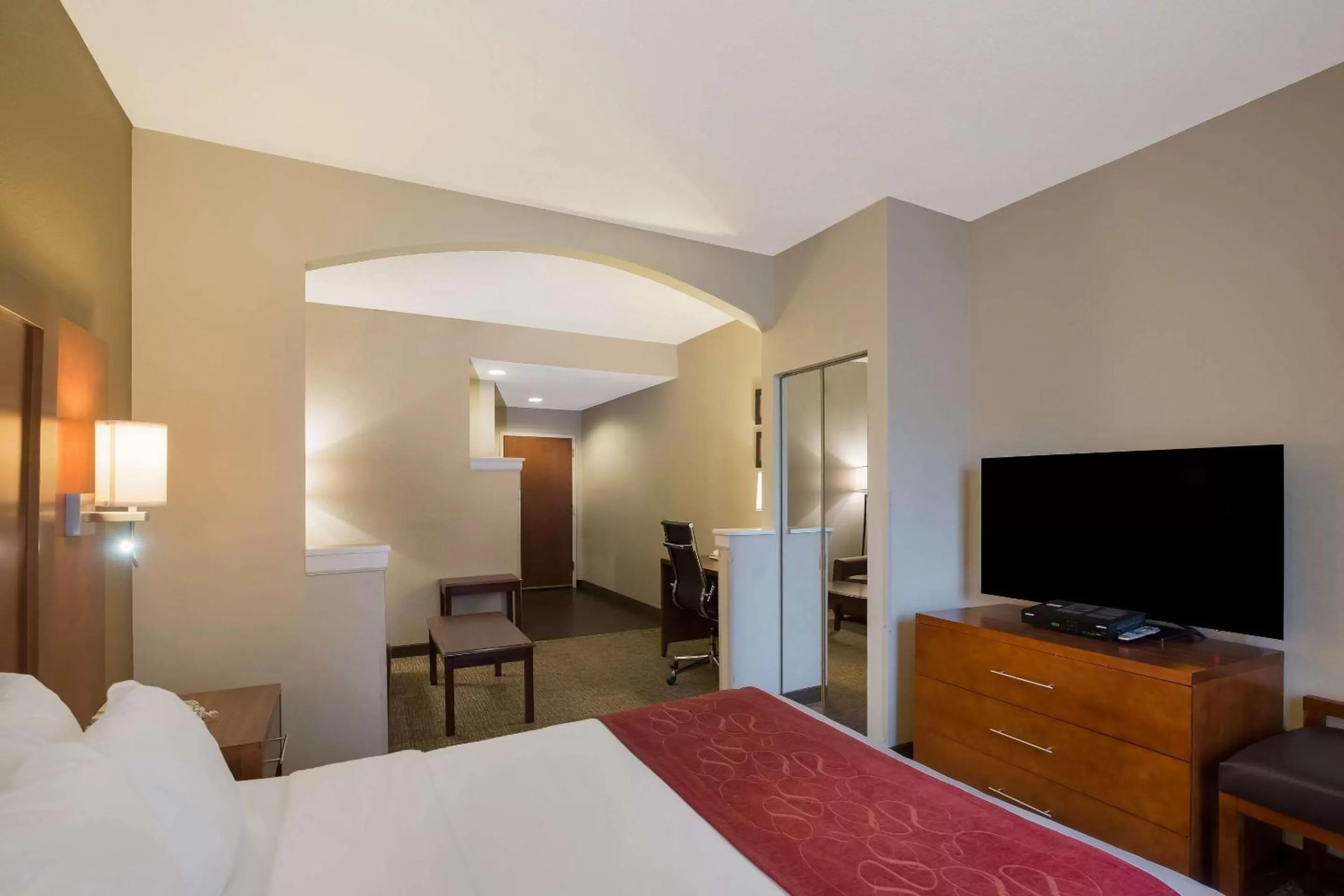Bedroom, Bed in Comfort Suites Near University