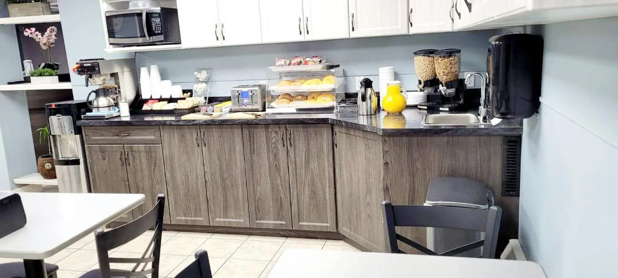 Continental breakfast, Kitchen/Kitchenette in Canadian Motor Inn