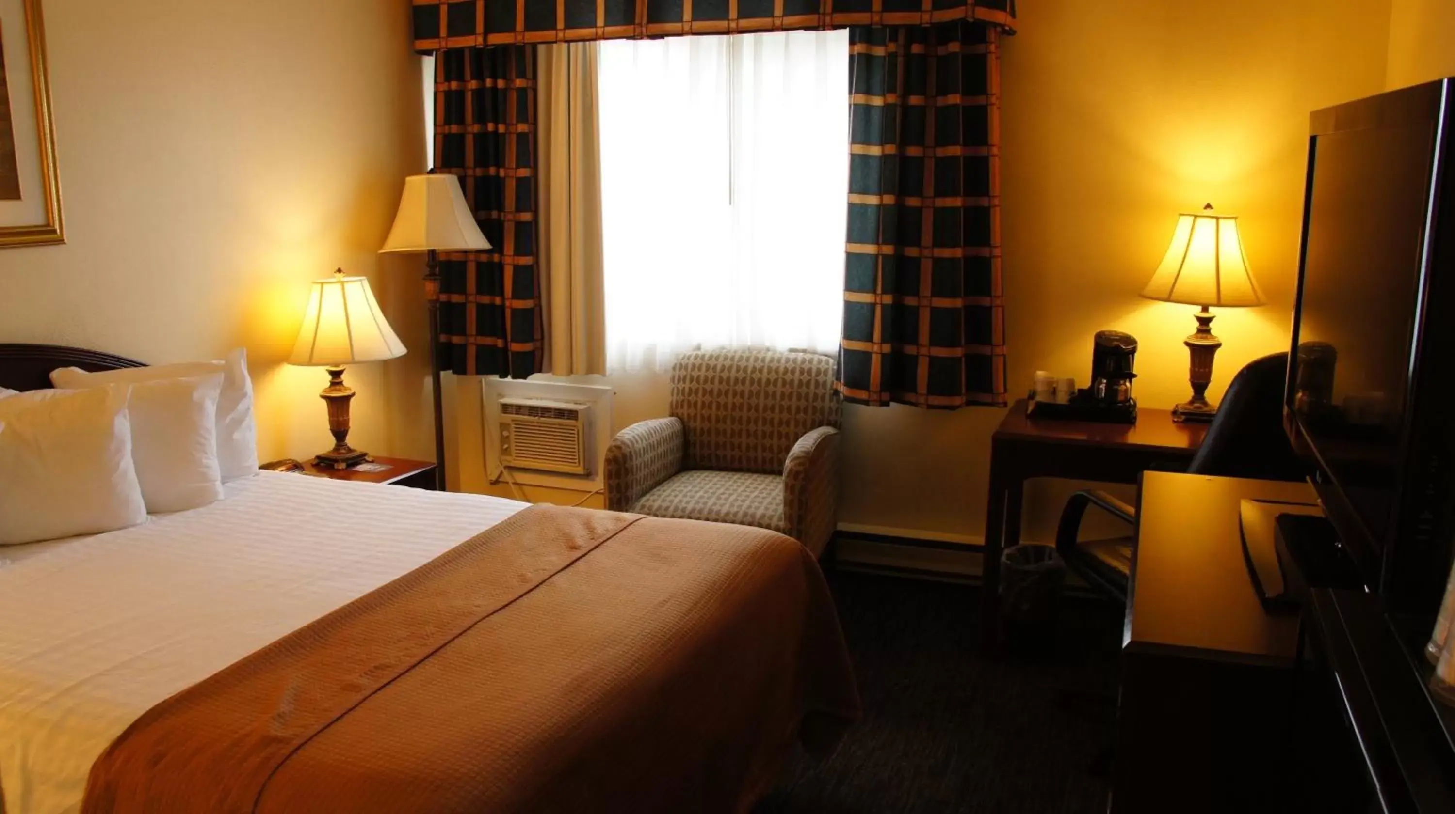 Photo of the whole room, Bed in Travelodge by Wyndham Ottawa East Photo of the whole room, Bed in Travelodge by Wyndham Ottawa East