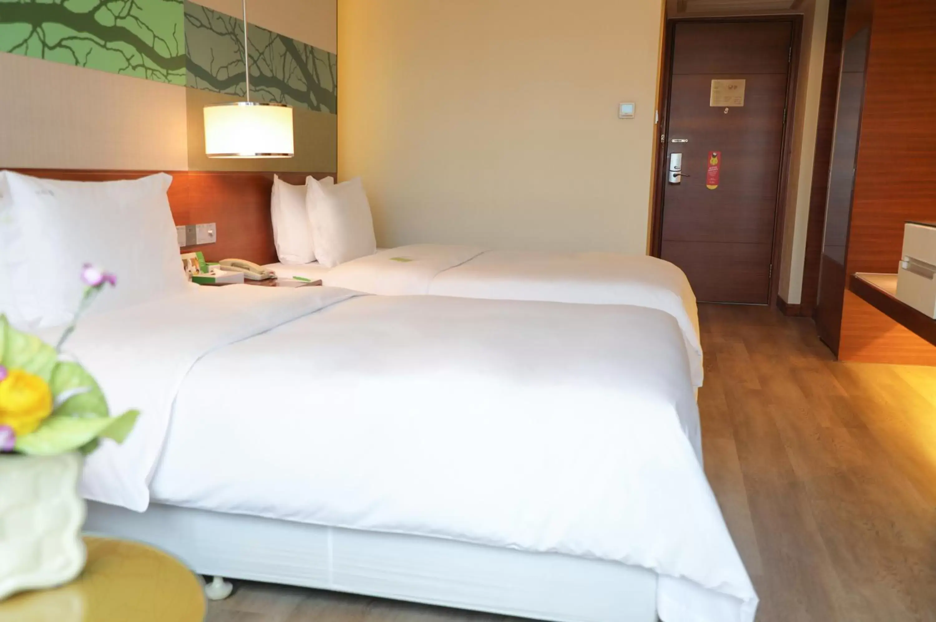 Photo of the whole room, Bed in Holiday Inn Shenzhen Donghua, an IHG Hotel