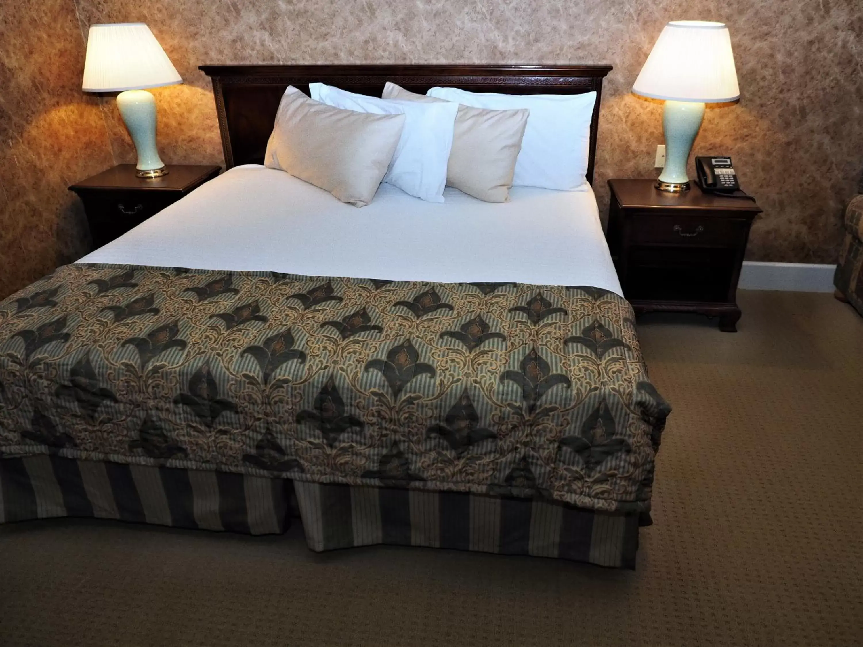 Bed in Phoenix Inn Resort