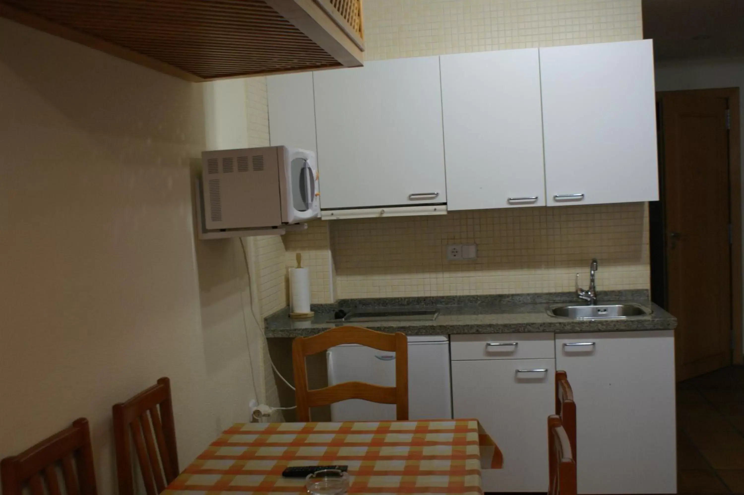 Dining area, Kitchen/Kitchenette in Apartamentos Sierra Nevada Welcome