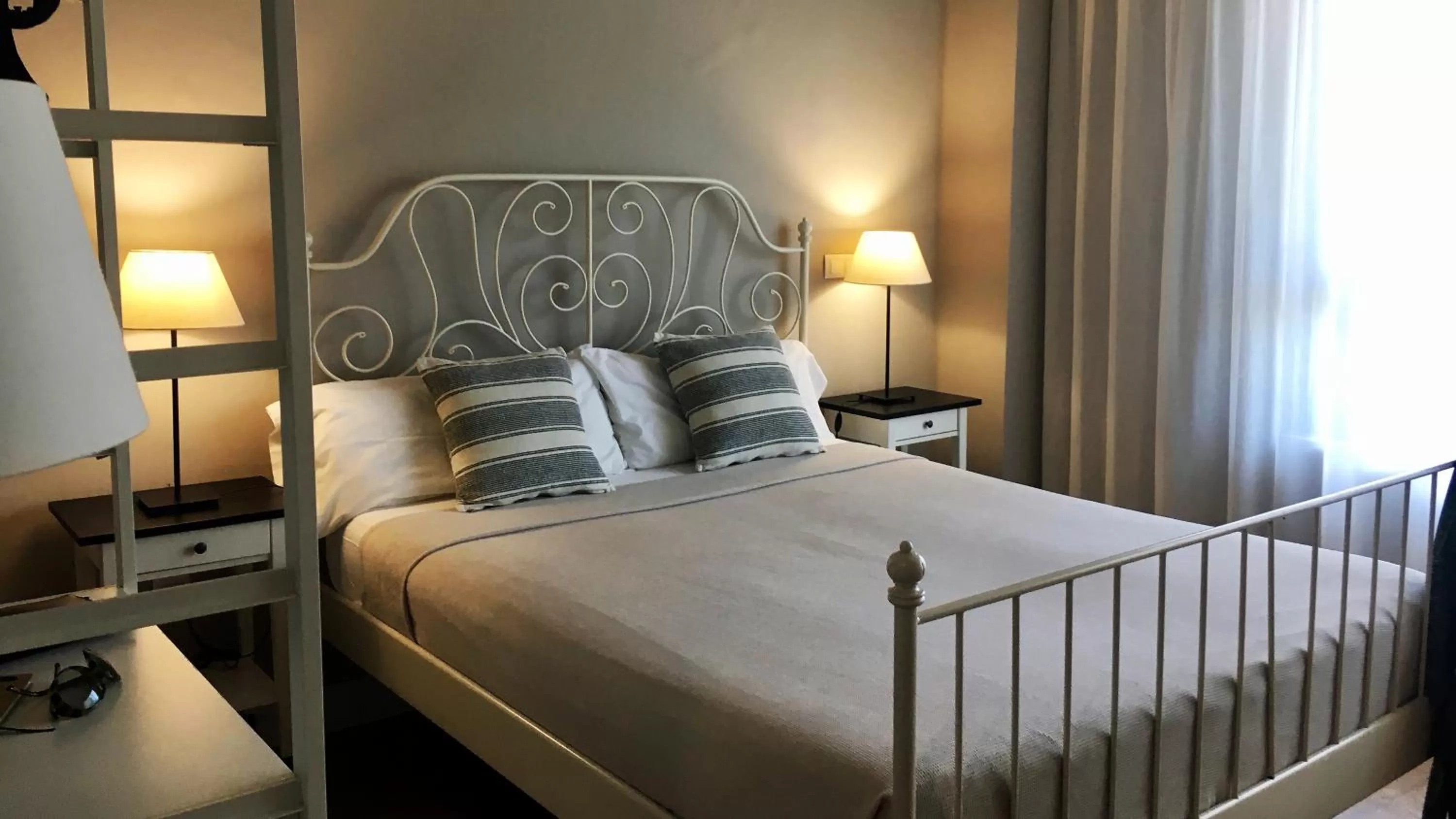 Property building, Bed in MD Modern Hotel - Jardines