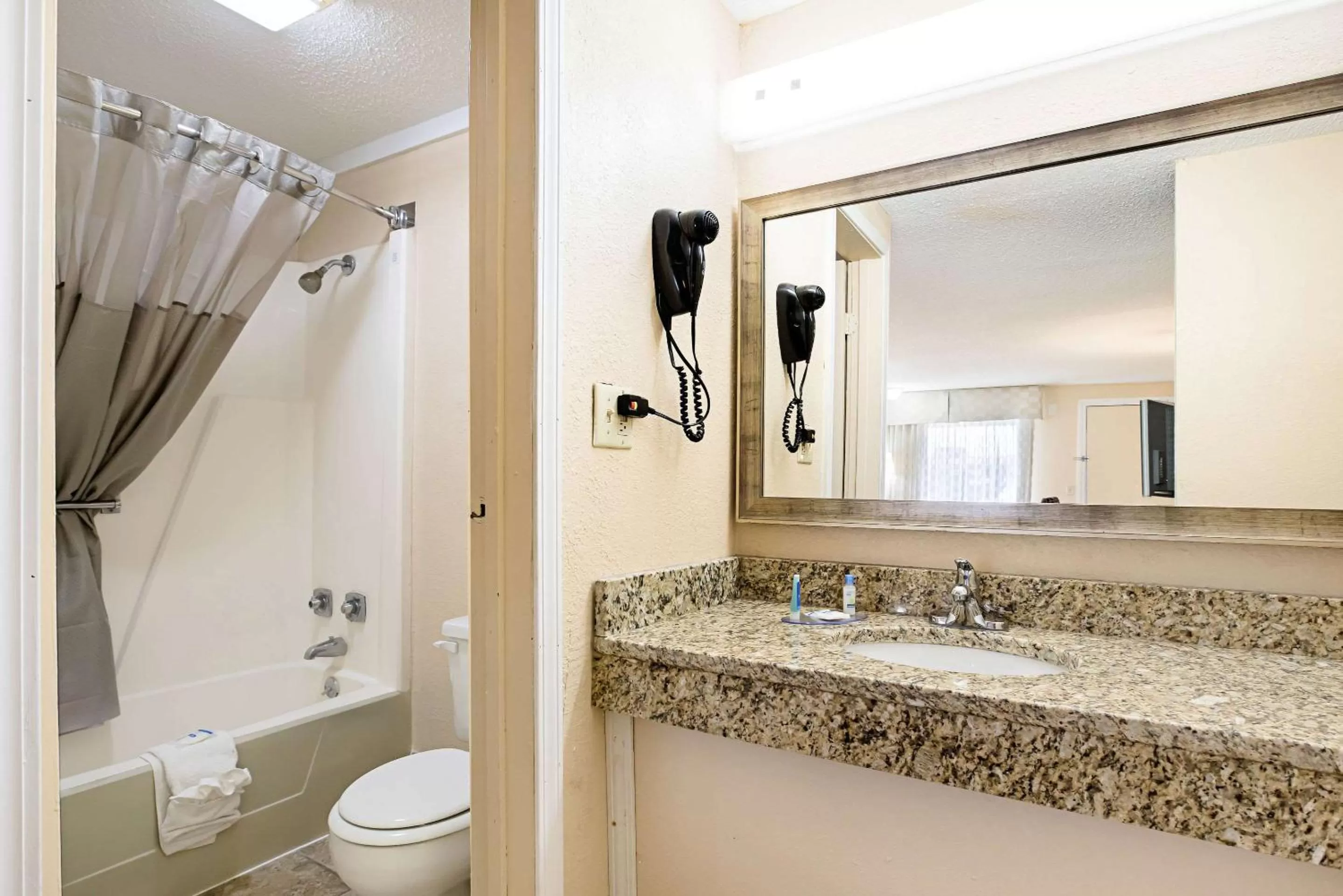 Bathroom in Rodeway Inn Metro Airport