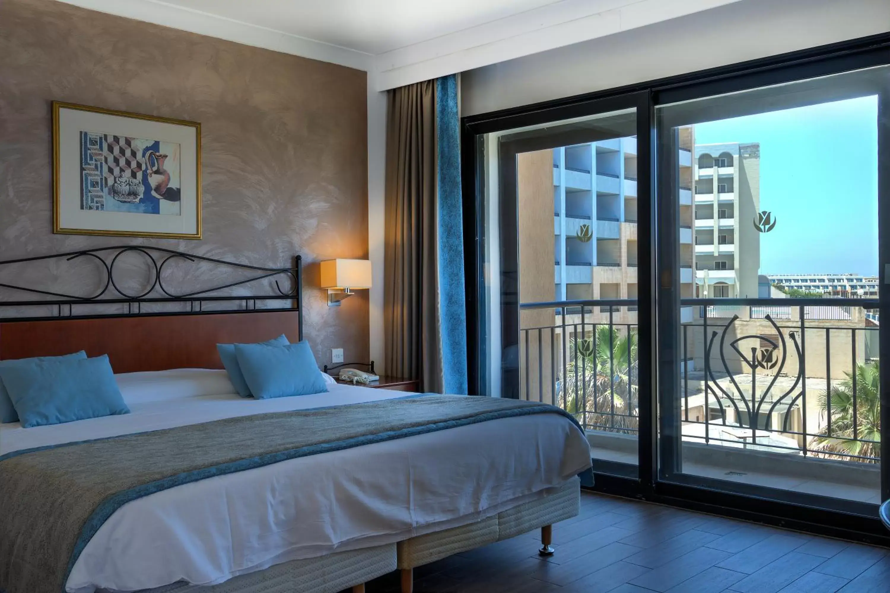 Balcony/Terrace, Bed in Golden Tulip Vivaldi Hotel
