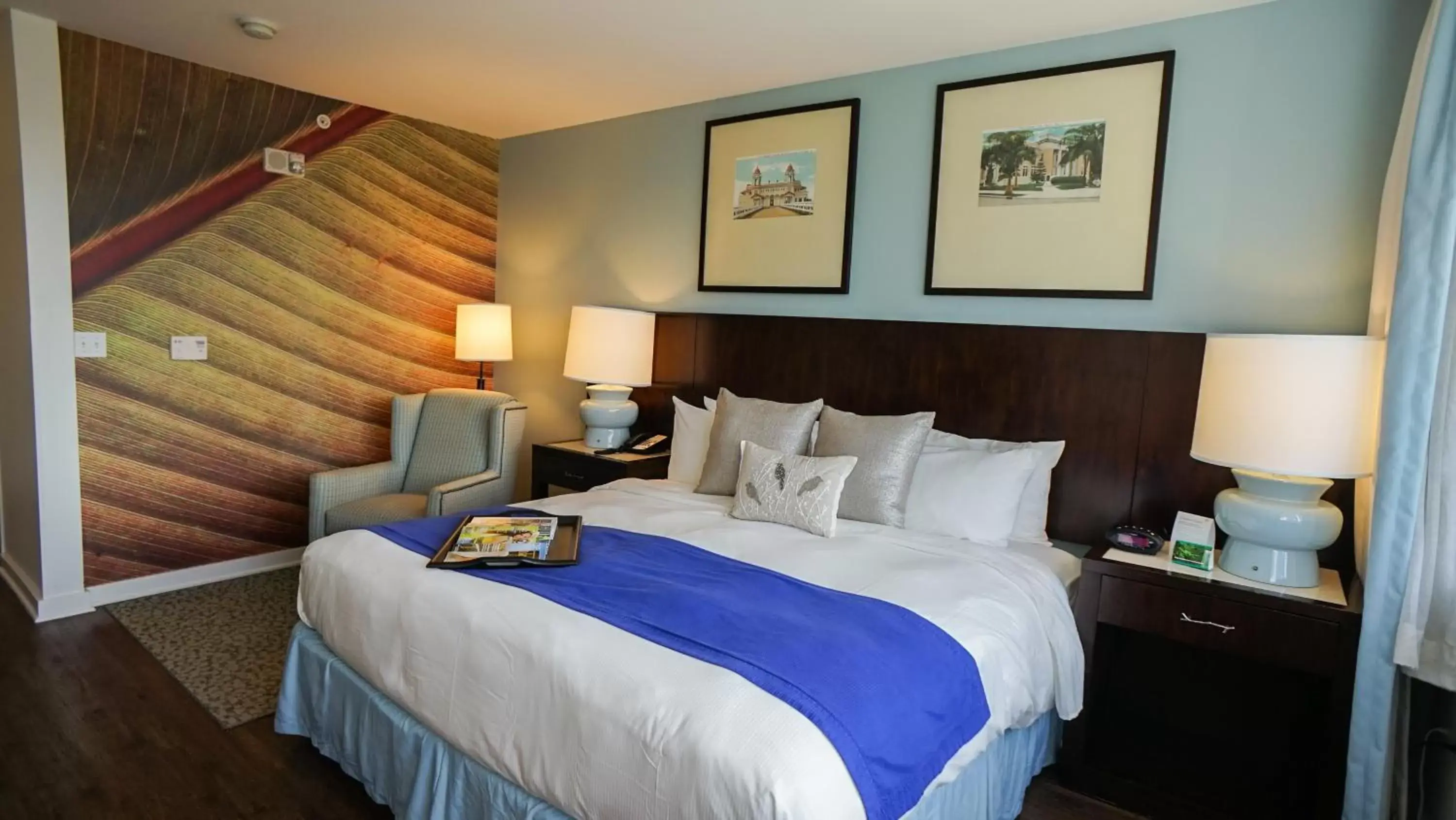 Photo of the whole room, Bed in The Banyan Hotel Fort Myers, Tapestry Collection by Hilton