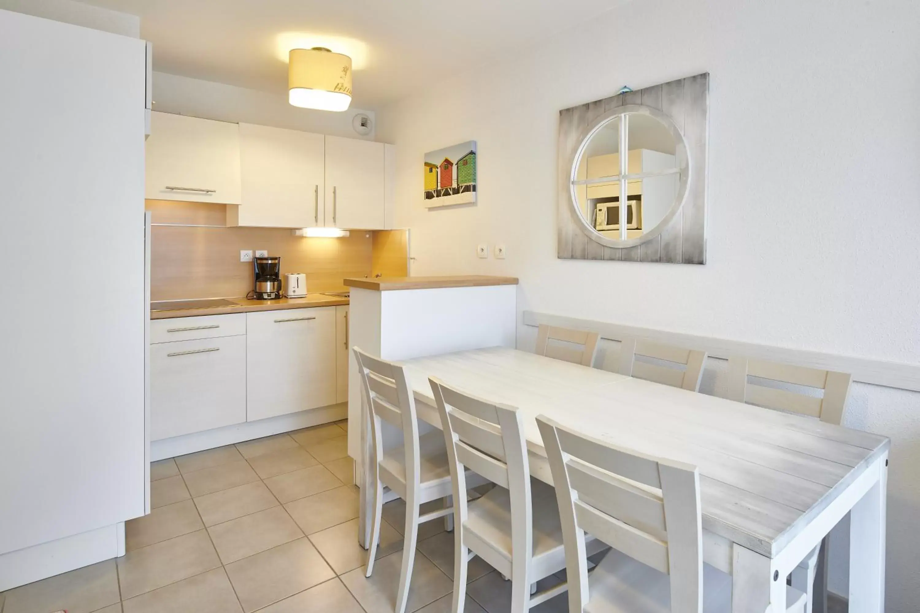 Kitchen or kitchenette, Dining Area in Résidence Vacances Bleues Les Jardins d'Arvor