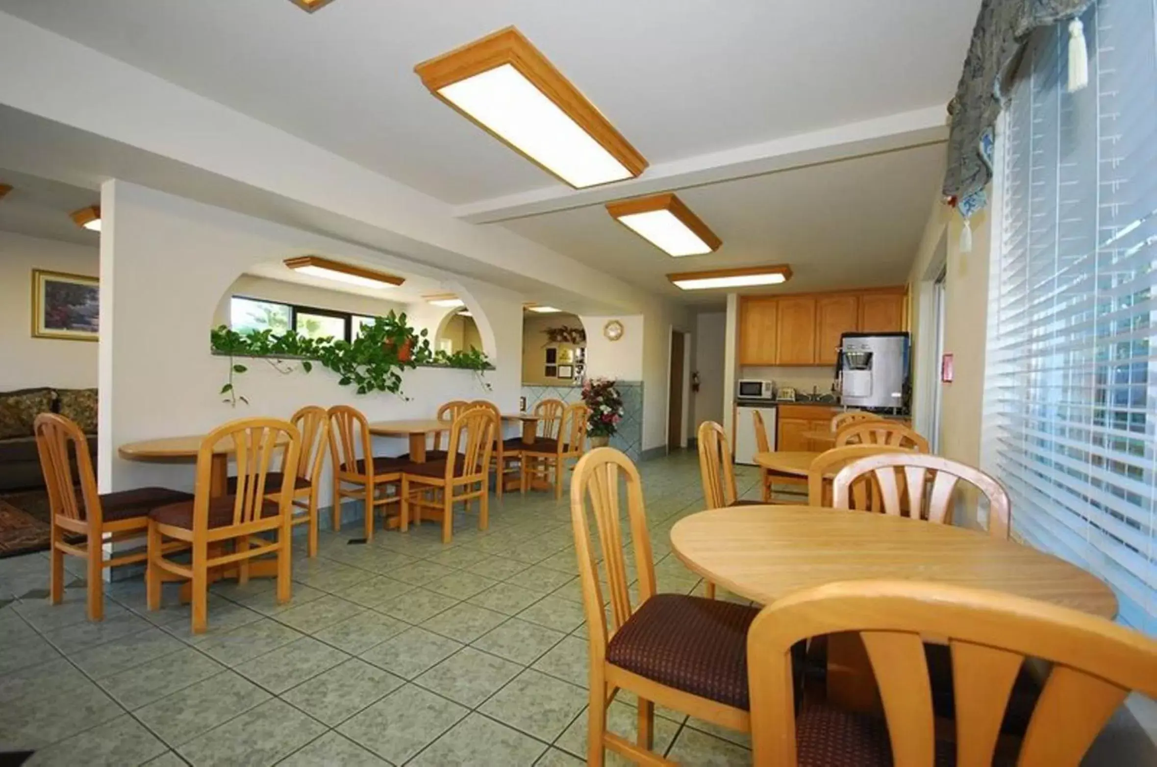 Seating area, Restaurant/Places to Eat in Cloverdale Wine Country Inn & Suites