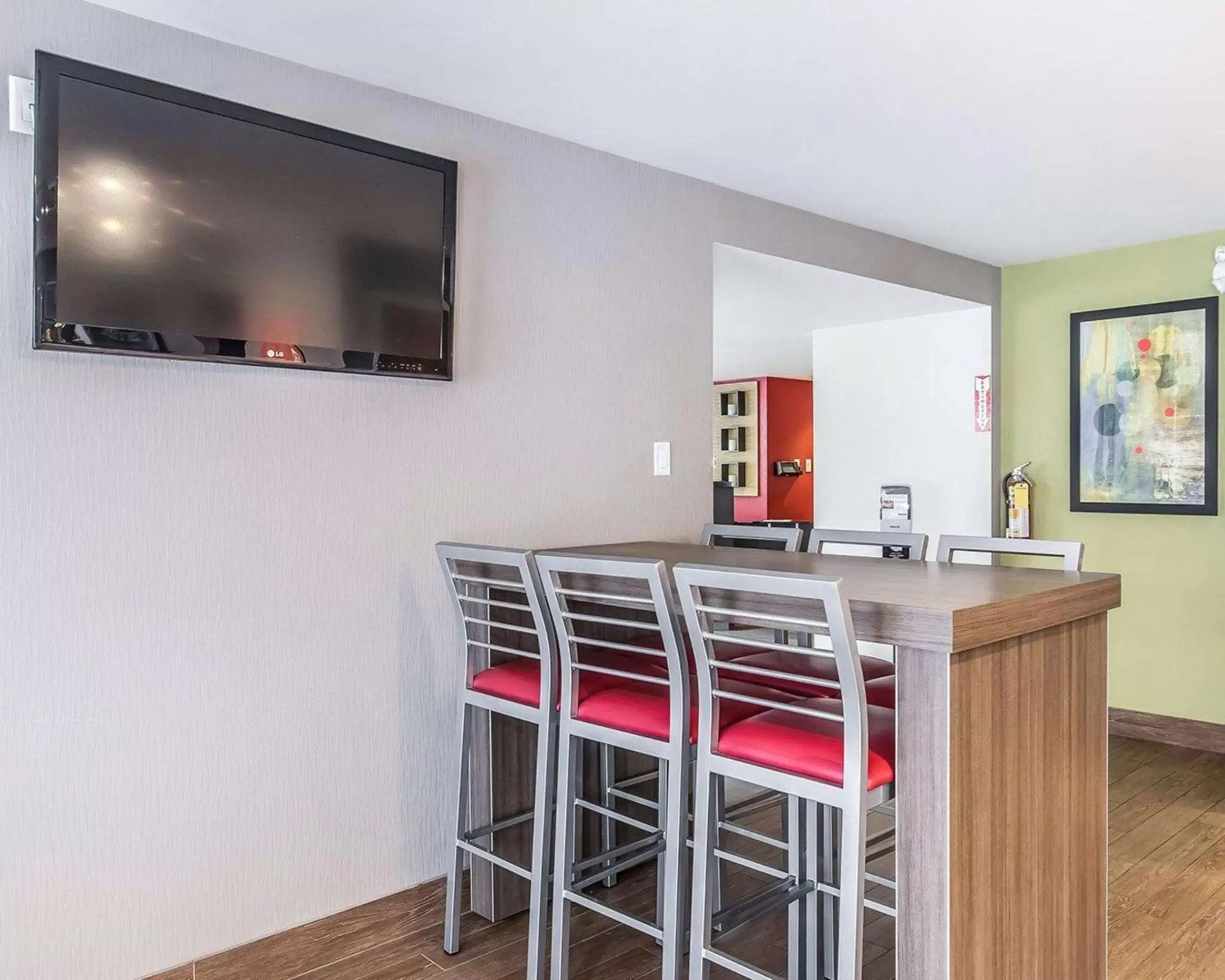 Restaurant/places to eat, TV/Entertainment Center in Comfort Inn Chicoutimi