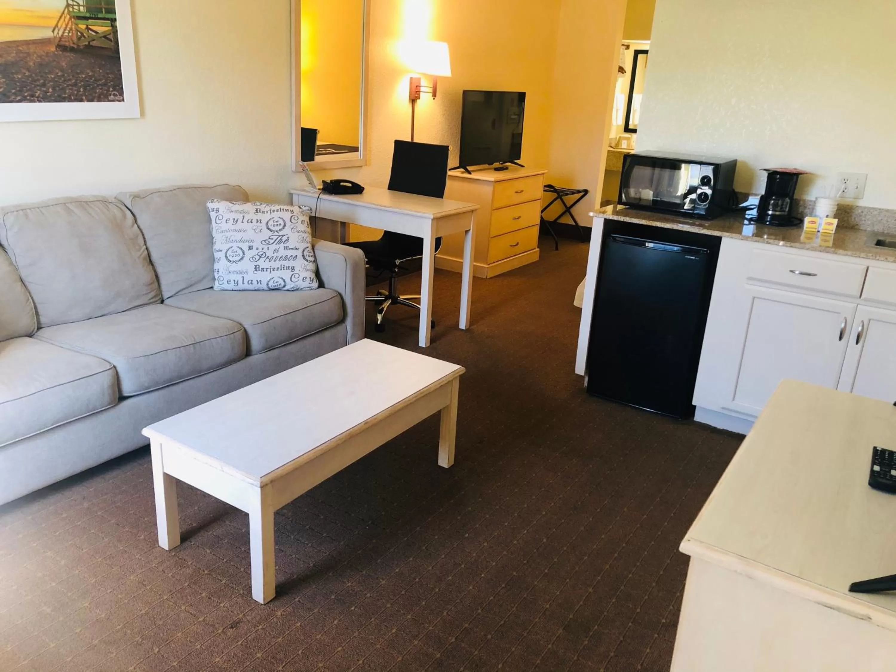 Days Inn & Suites by Wyndham Navarre - near Beaches Hurlburt