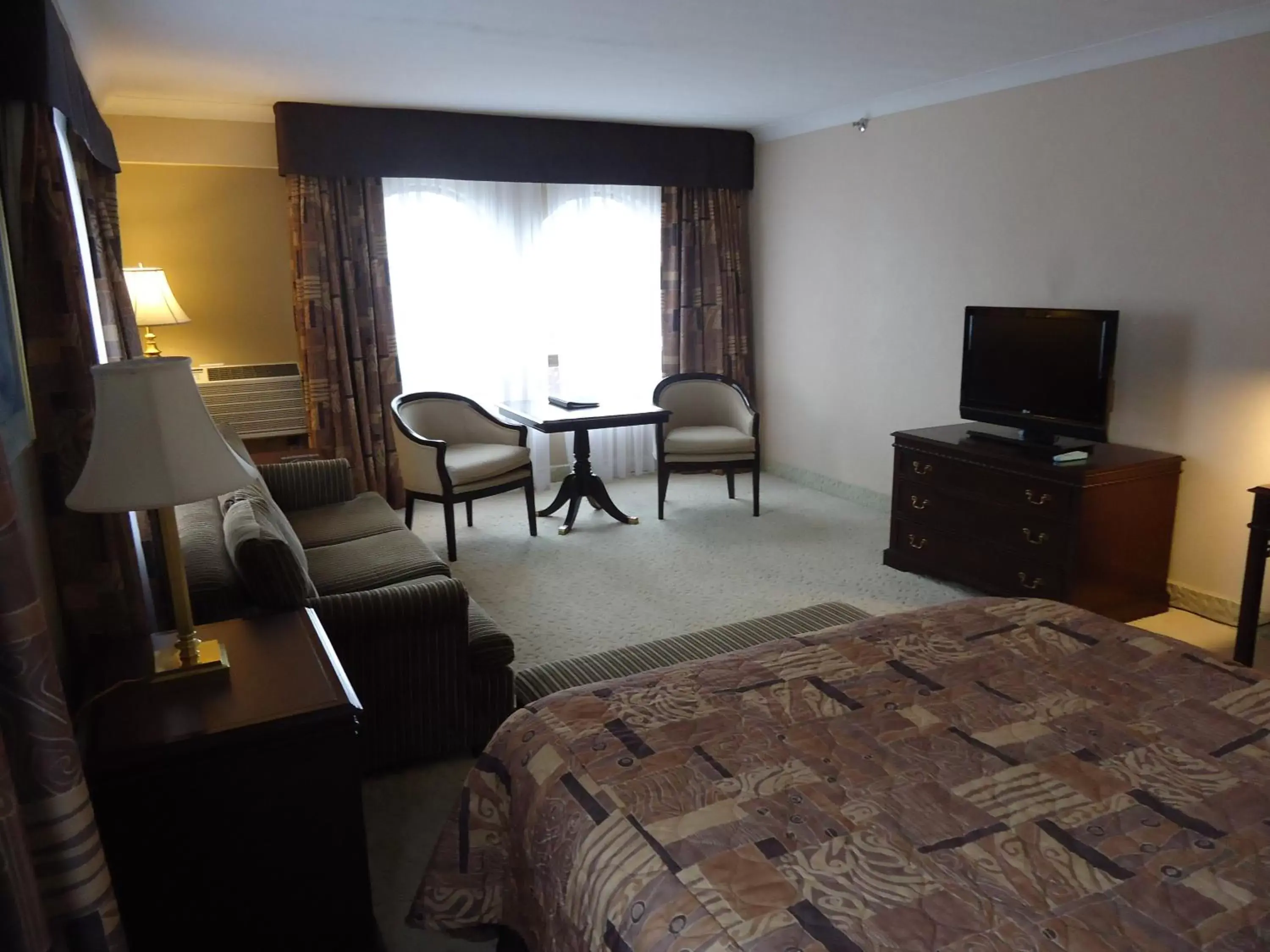 Bed, Seating Area in The Fredericton Inn