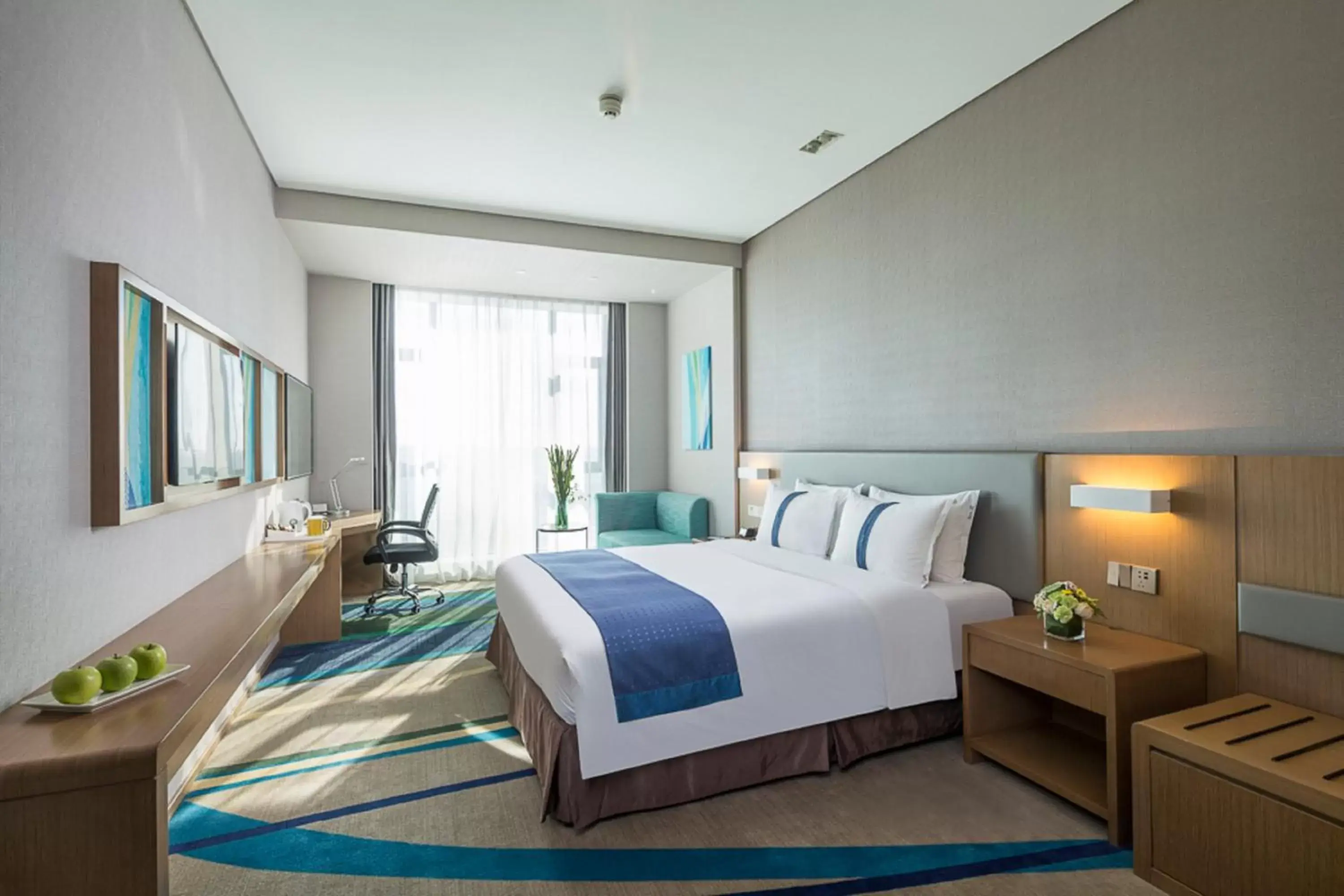 Photo of the whole room, Bed in Holiday Inn Express Hangzhou East Station, an IHG Hotel