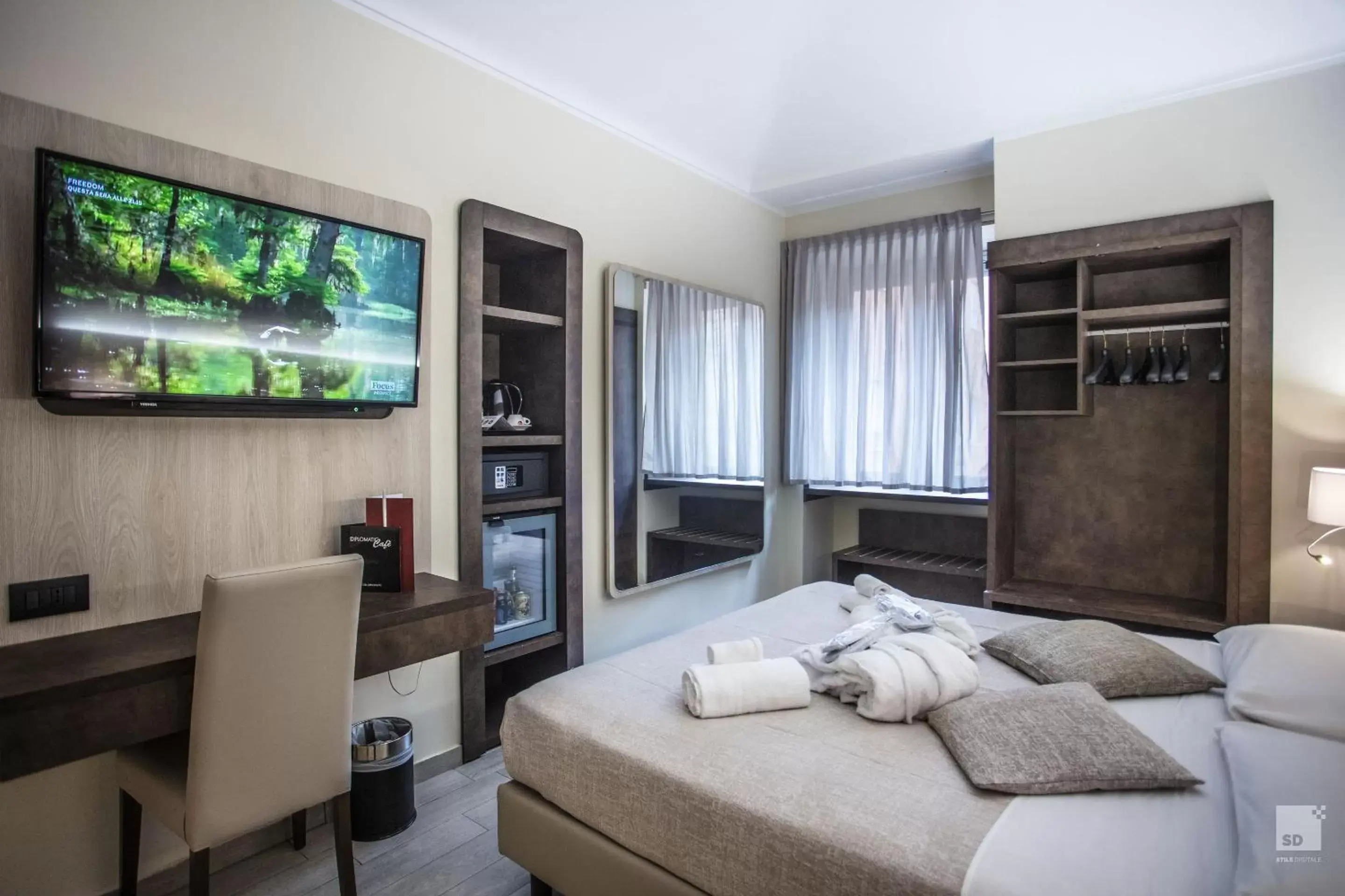 Bed, TV/Entertainment Center in Hotel Diplomatic