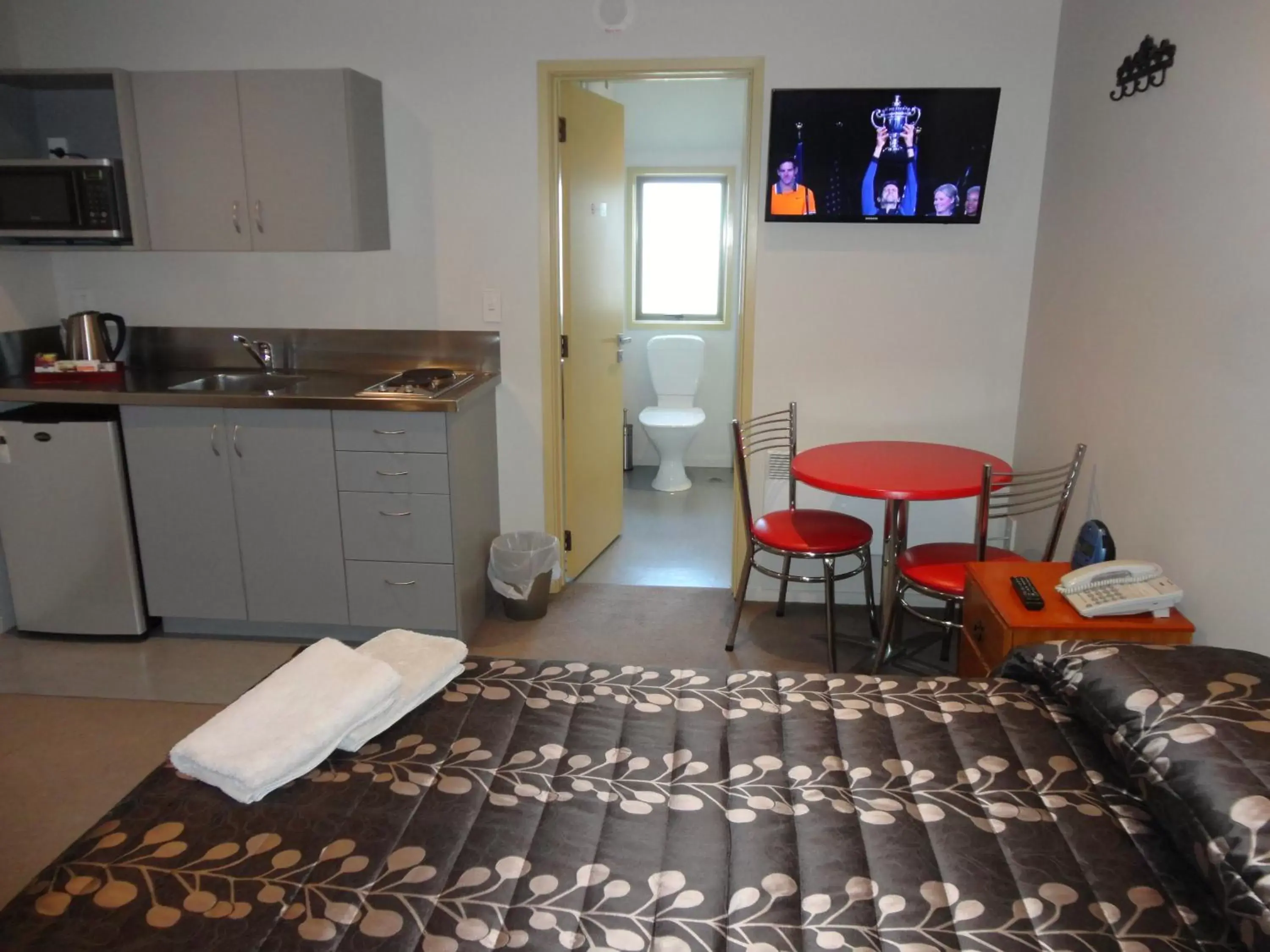 Kitchen or kitchenette, Kitchen/Kitchenette in Bealey Avenue Motel