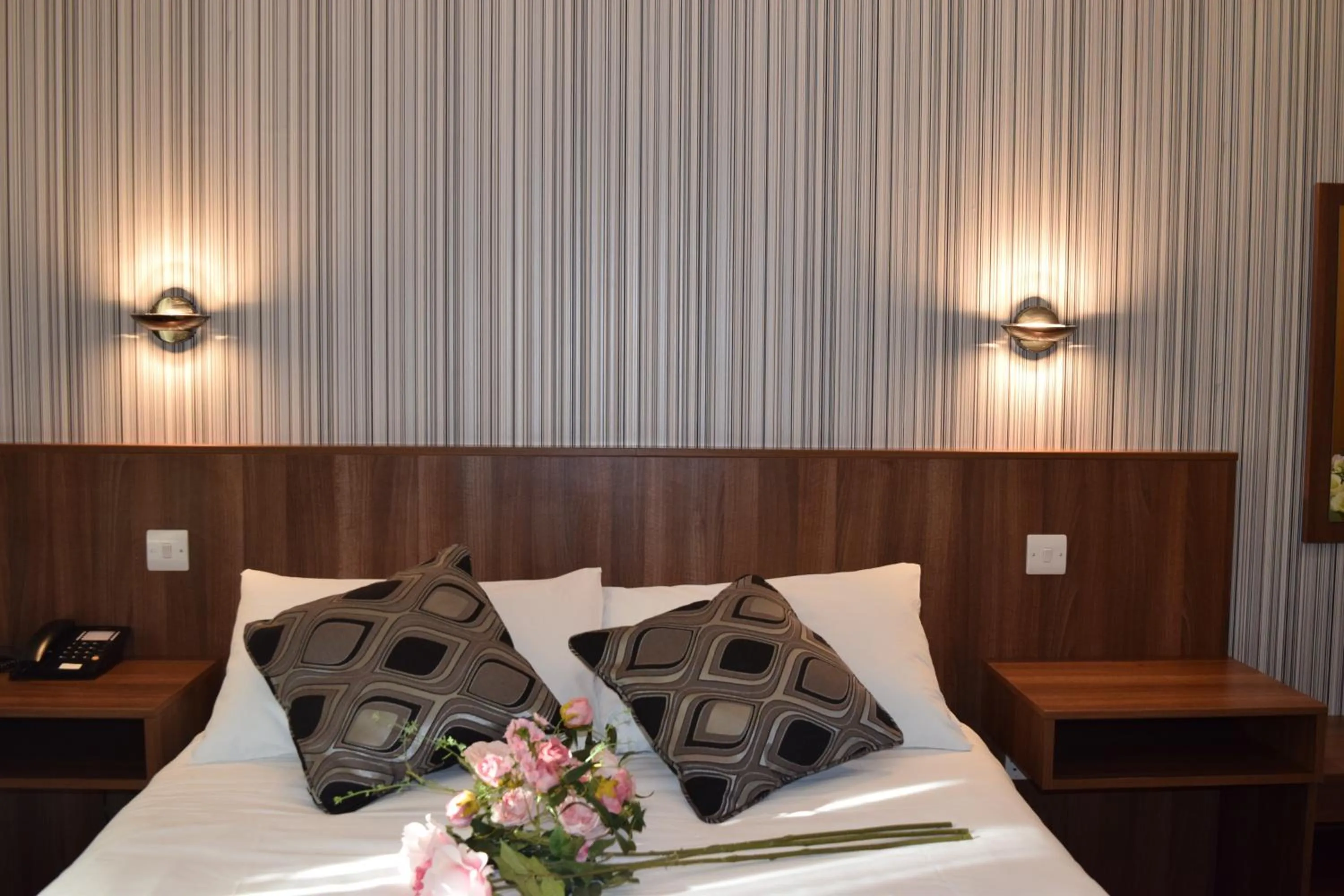 Bed in OYO Star Anglia Hotel