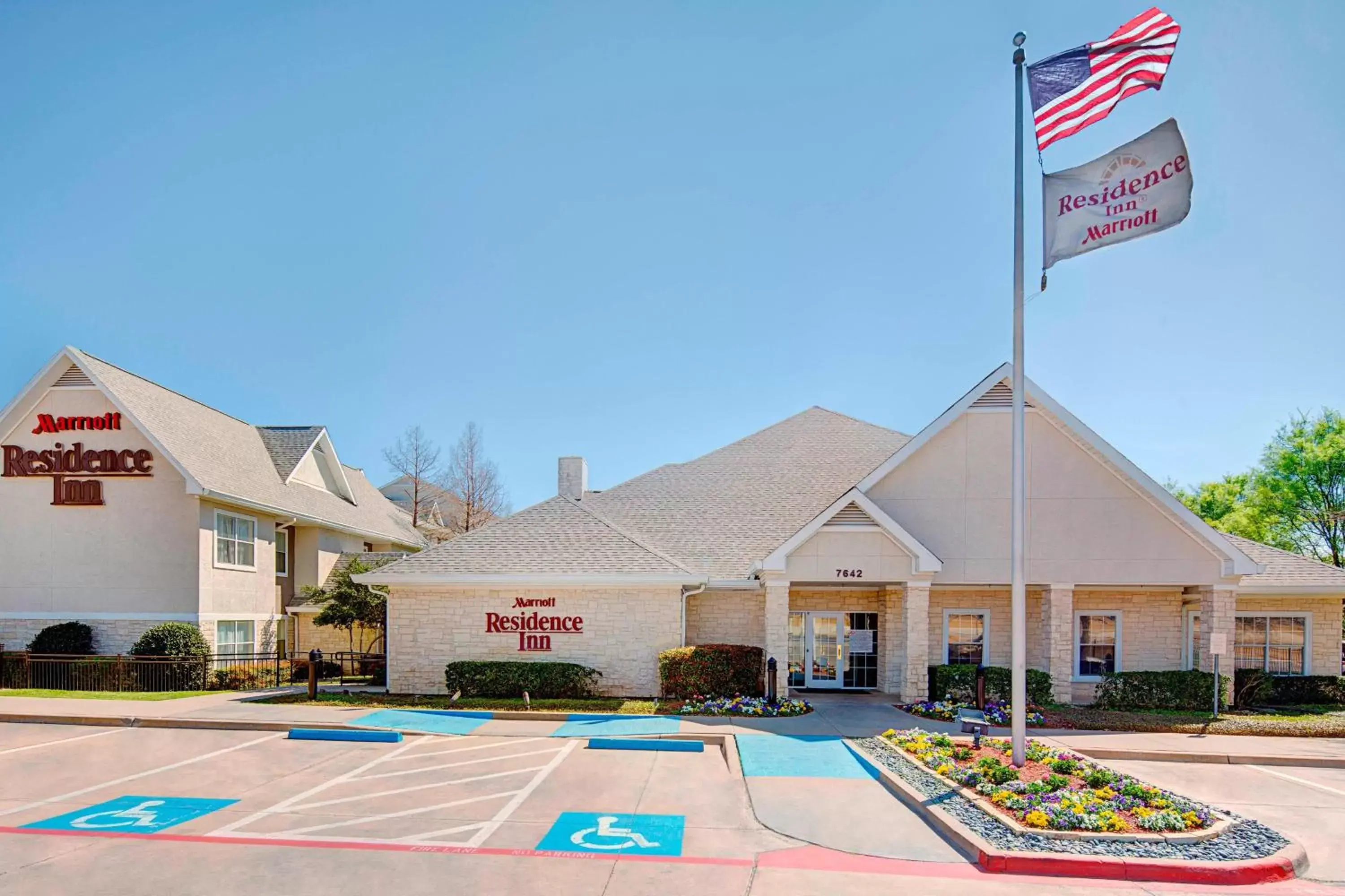 Property Building in Residence Inn Dallas Park Central