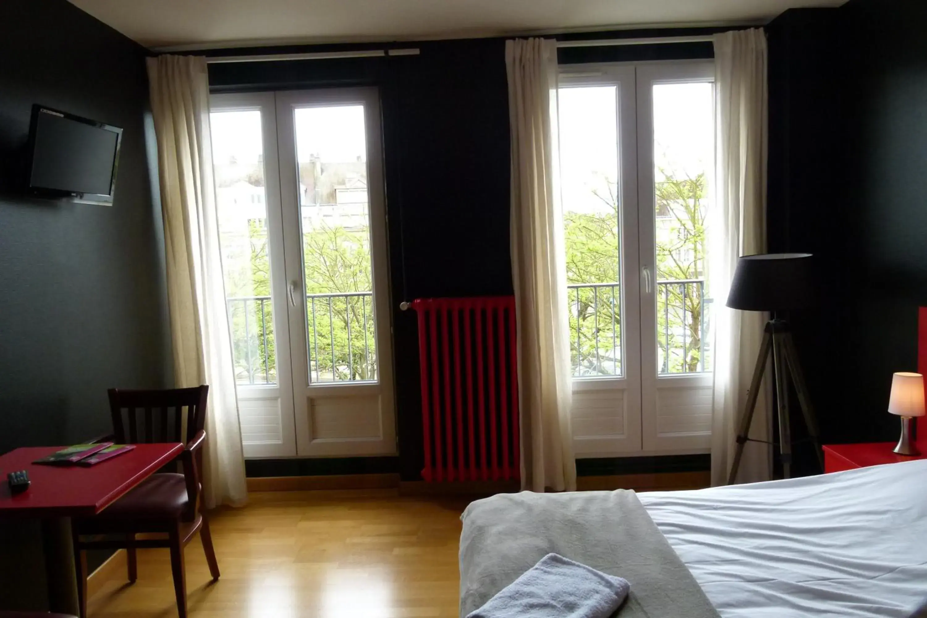 Photo of the whole room, Bed in Hôtel Victor