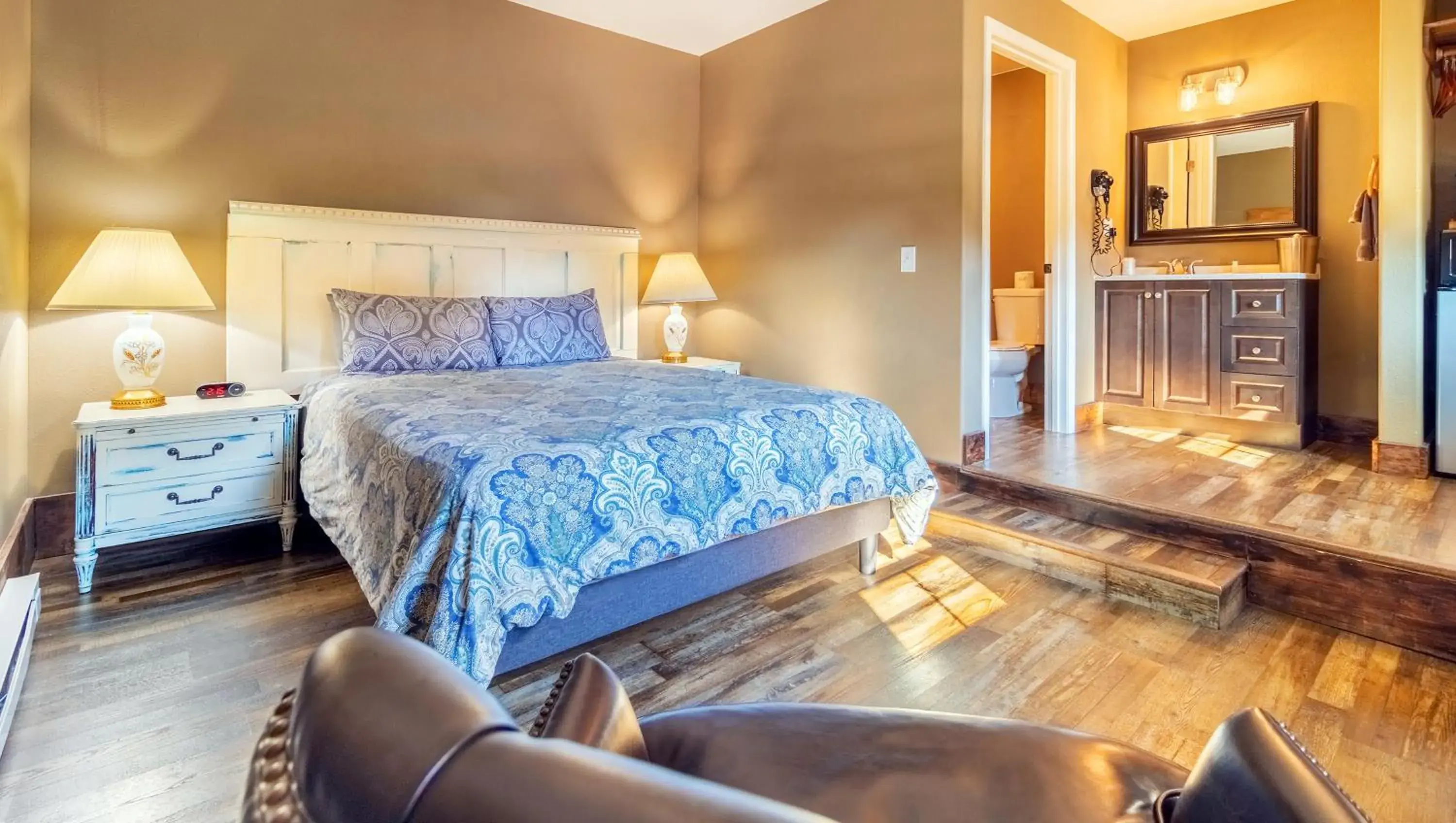 Photo of the whole room, Bed in Dodge Peak Lodge