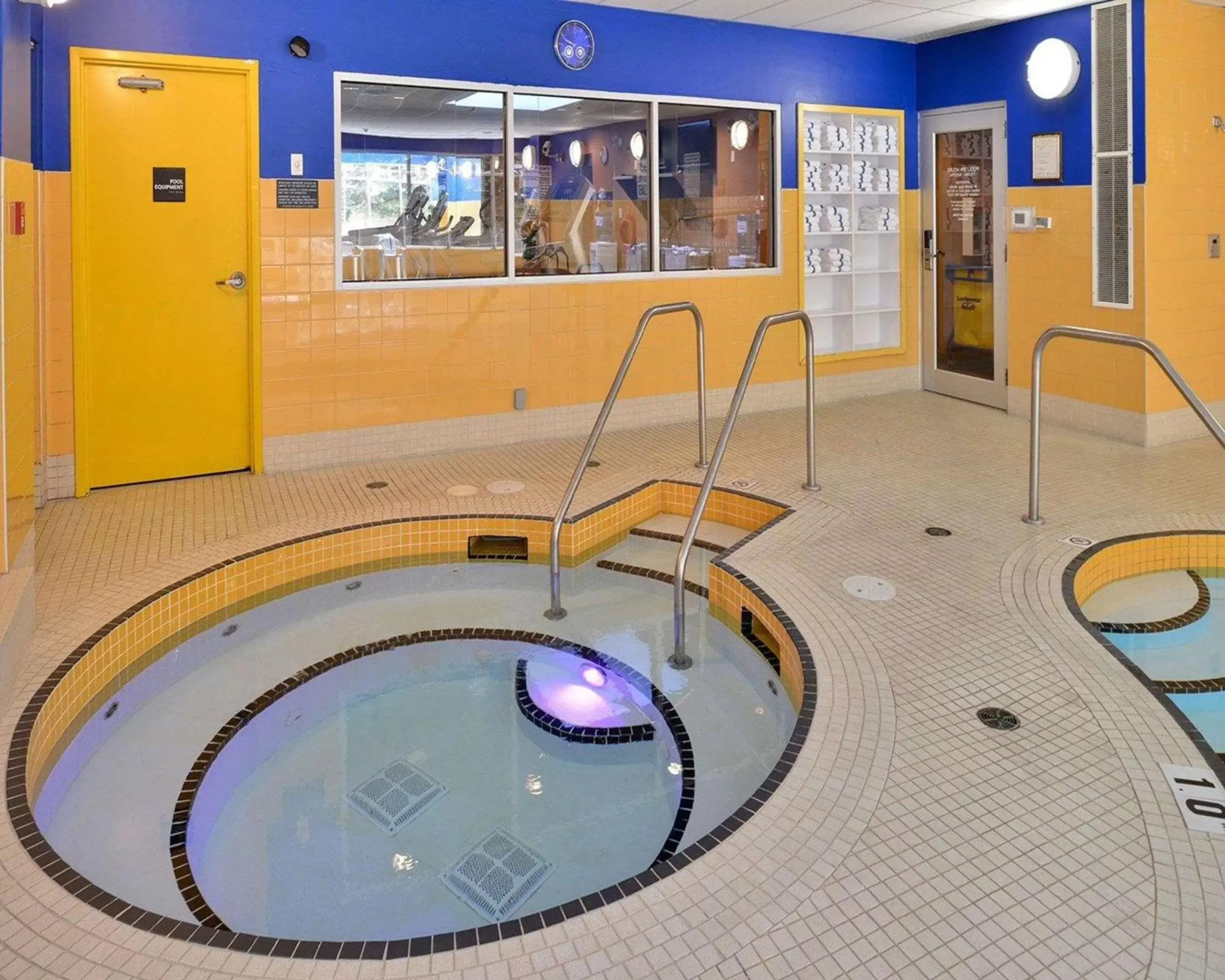 Swimming pool in Econo Lodge Inn & Suites University