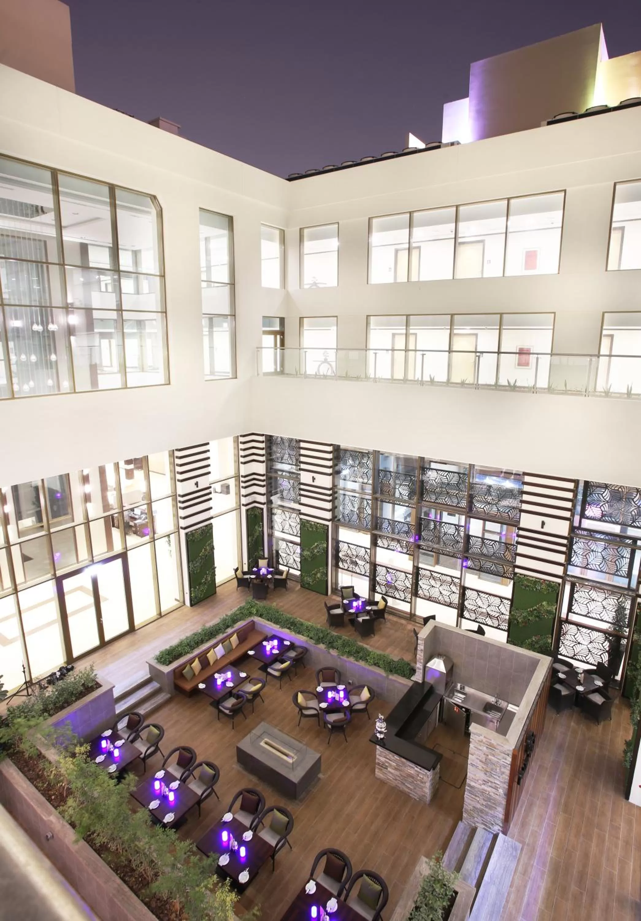 Restaurant/places to eat in Metropolitan Hotel Dubai